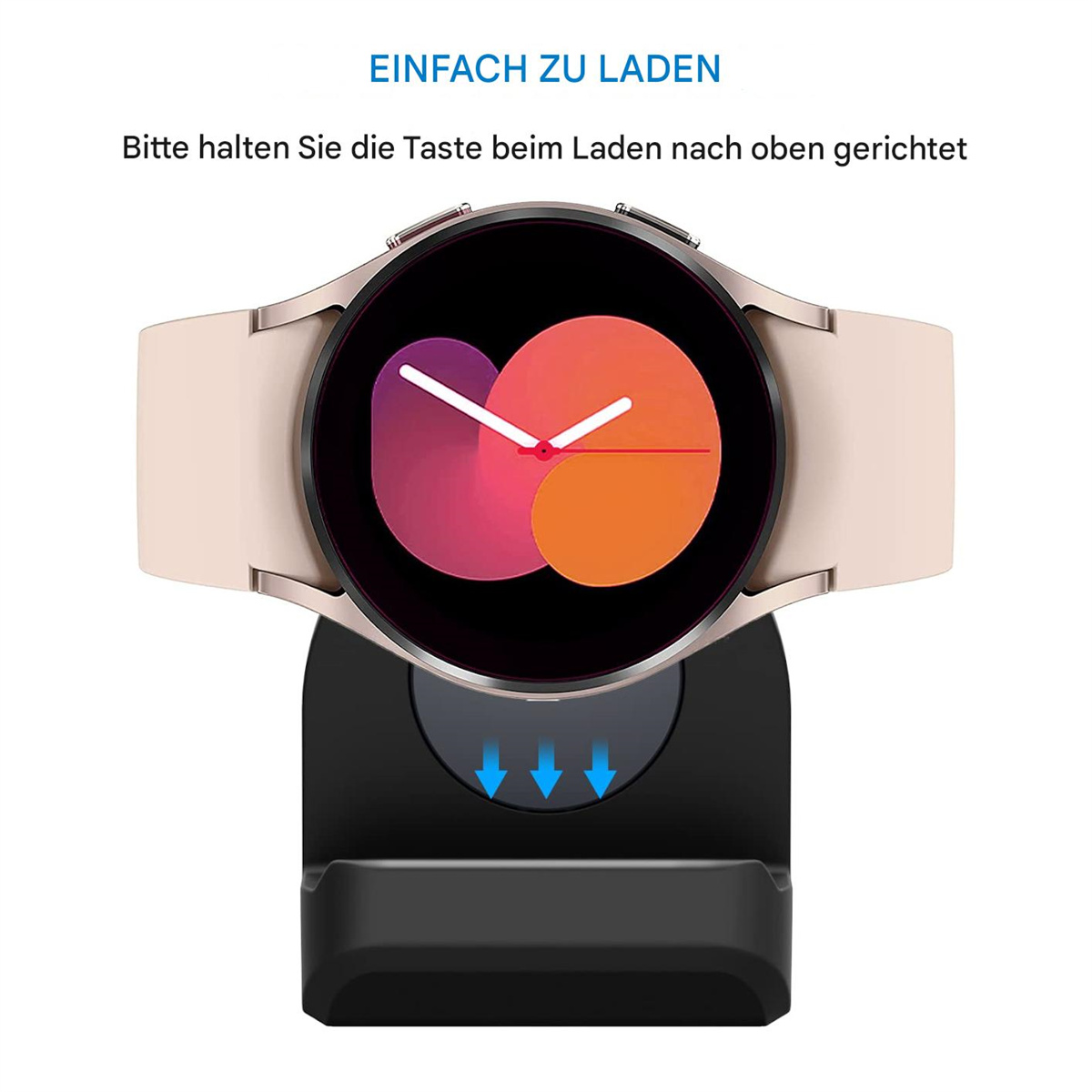 Eine Smartwatch befindet sich auf einer Ladestation. Das Zifferblatt zeigt Farben und Zeit. Der Ständer ist schwarz mit blauen Pfeilen.