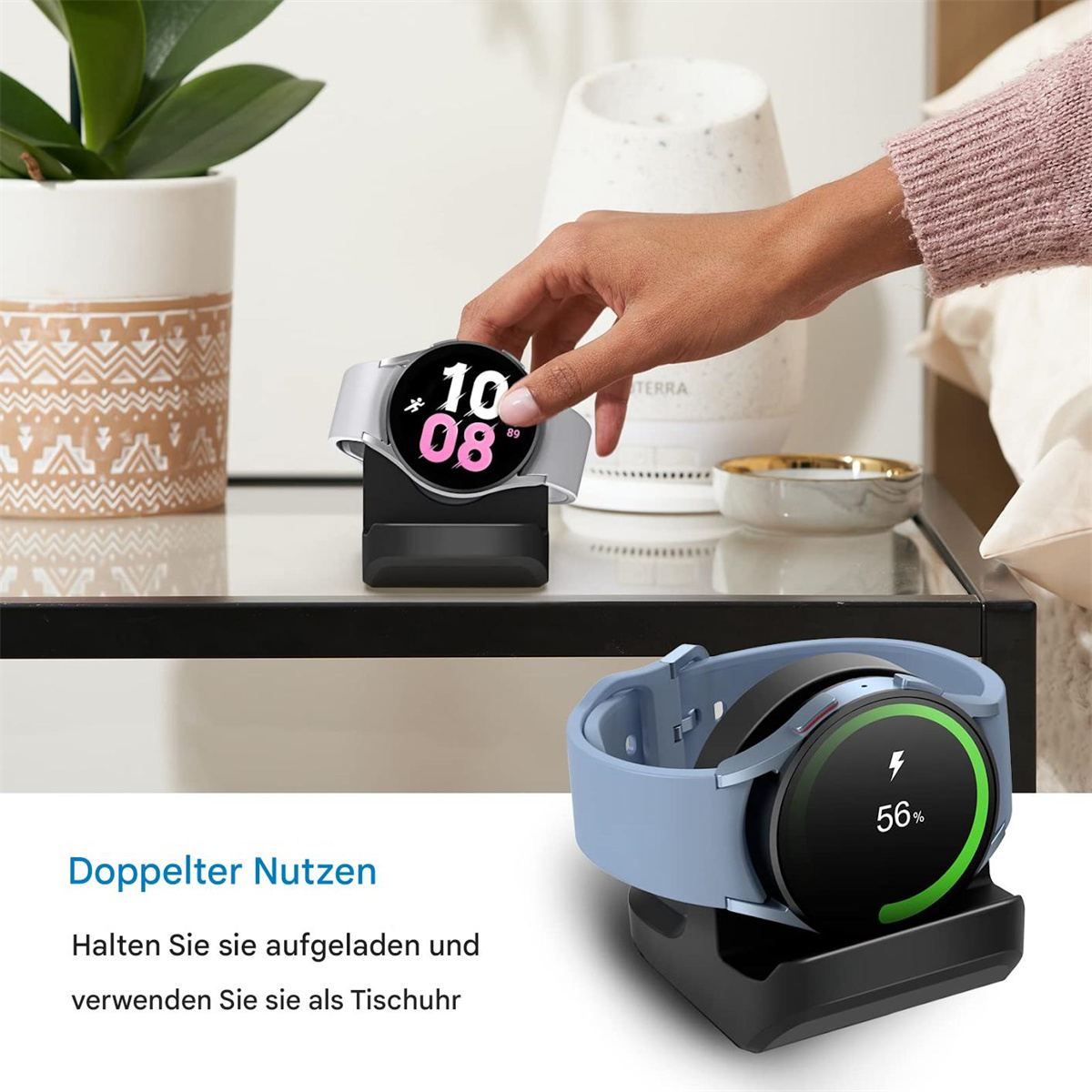 Eine Hand legt eine Smartwatch auf eine Ladestation. Eine andere Uhr wird geladen. Eine Pflanze und eine dekorative Vase befinden sich im Hintergrund.