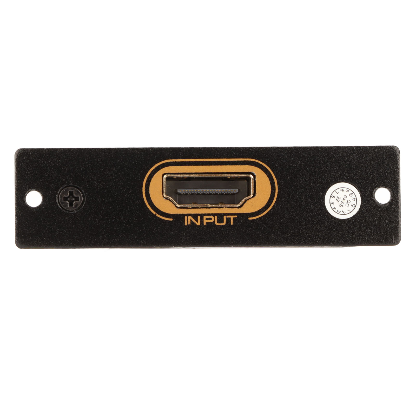 Schwarzer HDMI-Eingangsanschluss mit goldfarbener Einfassung. Darunter steht das Wort 'INPUT'. Zwei Schrauben und ein QC-Aufkleber sind sichtbar.
