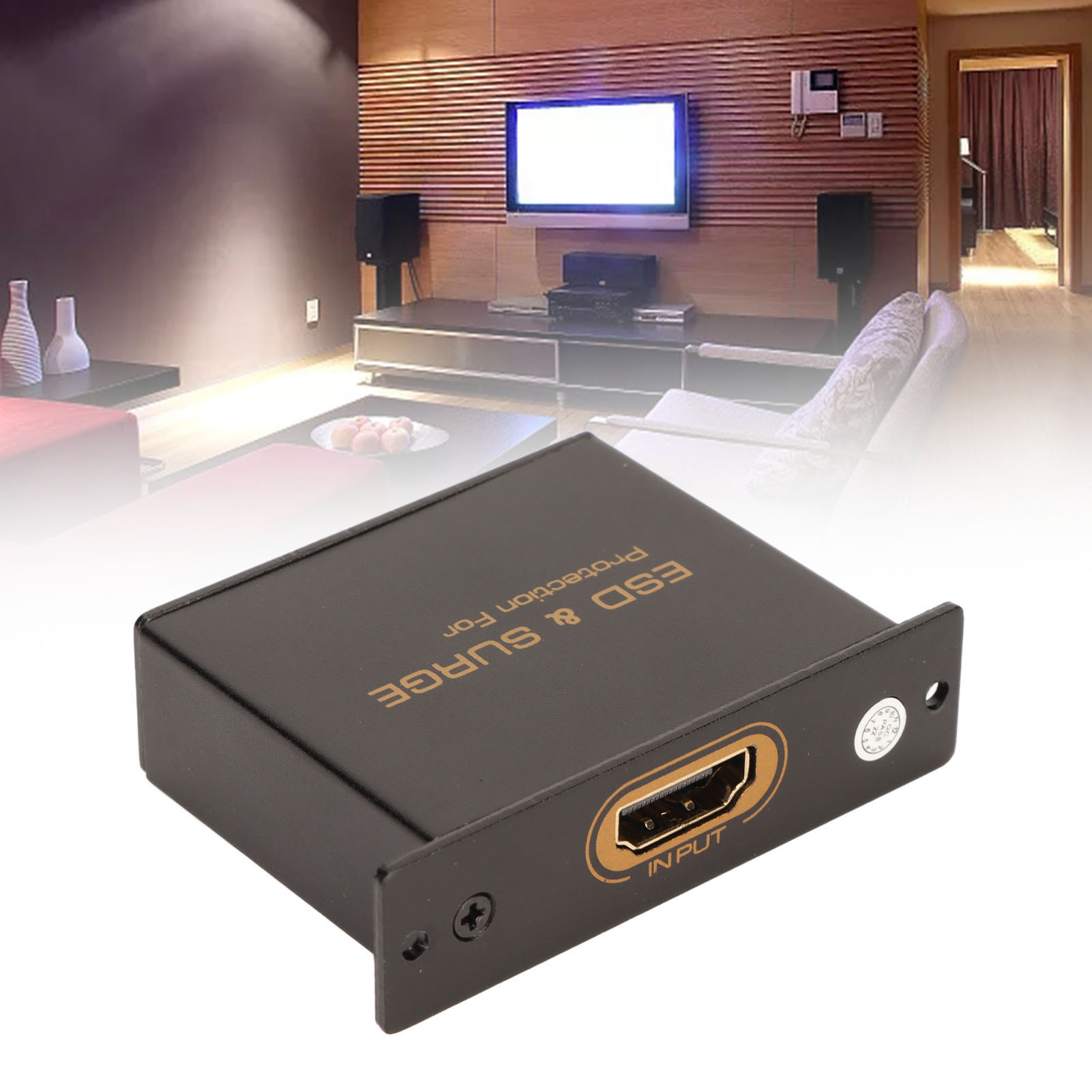 Schwarzer HDMI-Überspannungsschutz mit der Aufschrift 'ESD & SURGE Protection For' und einem 'INPUT'-Anschluss. Szene: Wohnzimmer mit Fernseher.