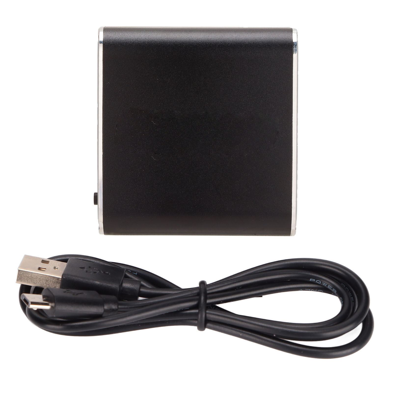 Ein schwarzes rechteckiges Gerät mit silberner Einfassung und einem USB-Kabel. Das Kabel ist schwarz, mit USB- und Micro-USB-Anschluss.