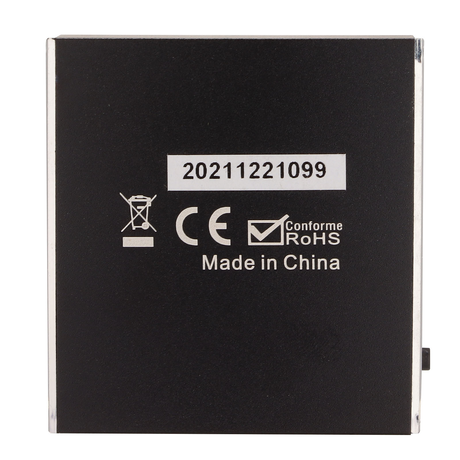 Ein schwarzes rechteckiges Objekt mit Text und Symbolen: 20211221099, CE-Zeichen, RoHS und 'Made in China'.