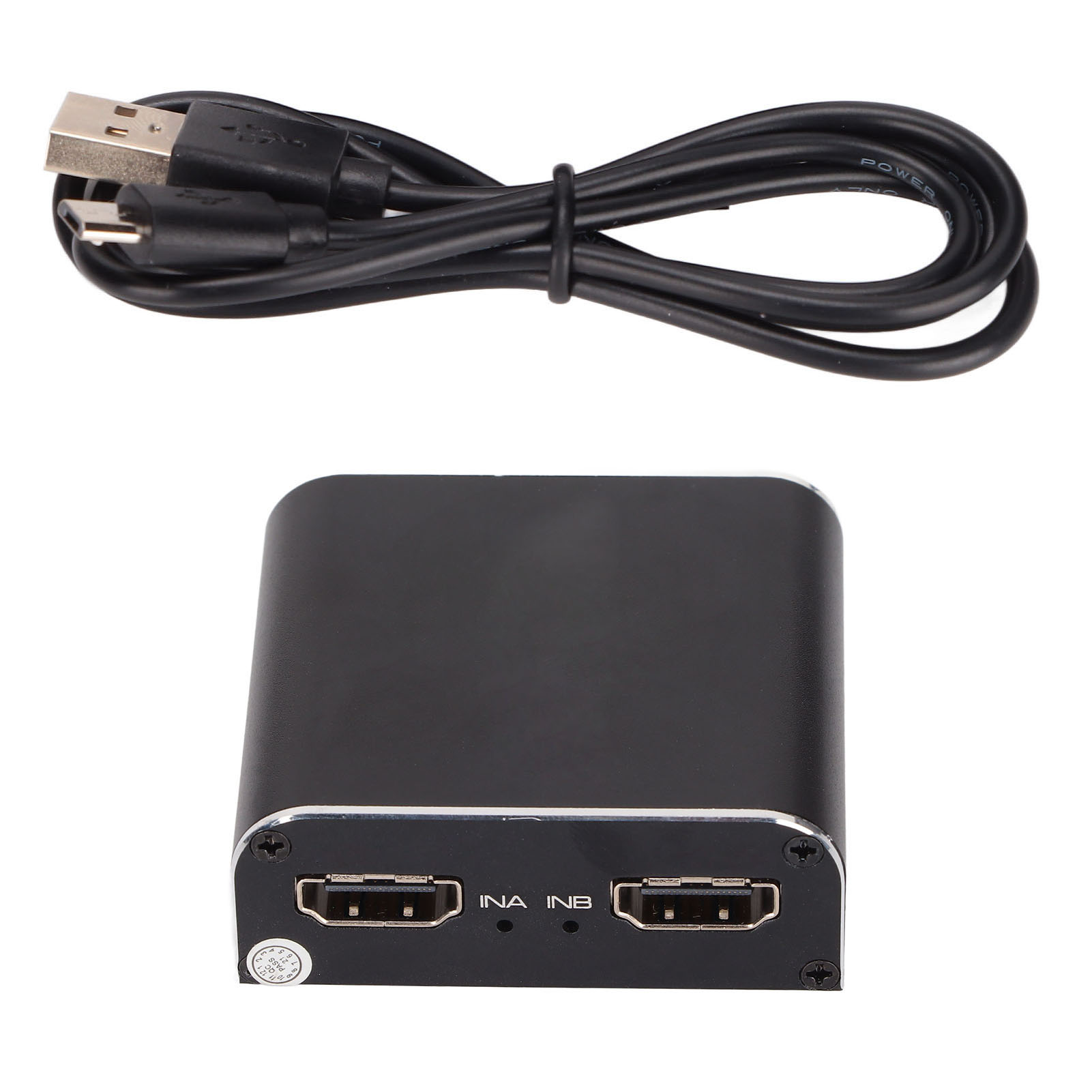 Ein schwarzer HDMI-Adapter mit zwei Anschlüssen, ein schwarzes USB-Kabel und ein schwarzes USB-C-Kabel. Der Adapter befindet sich auf weißem Hintergrund.