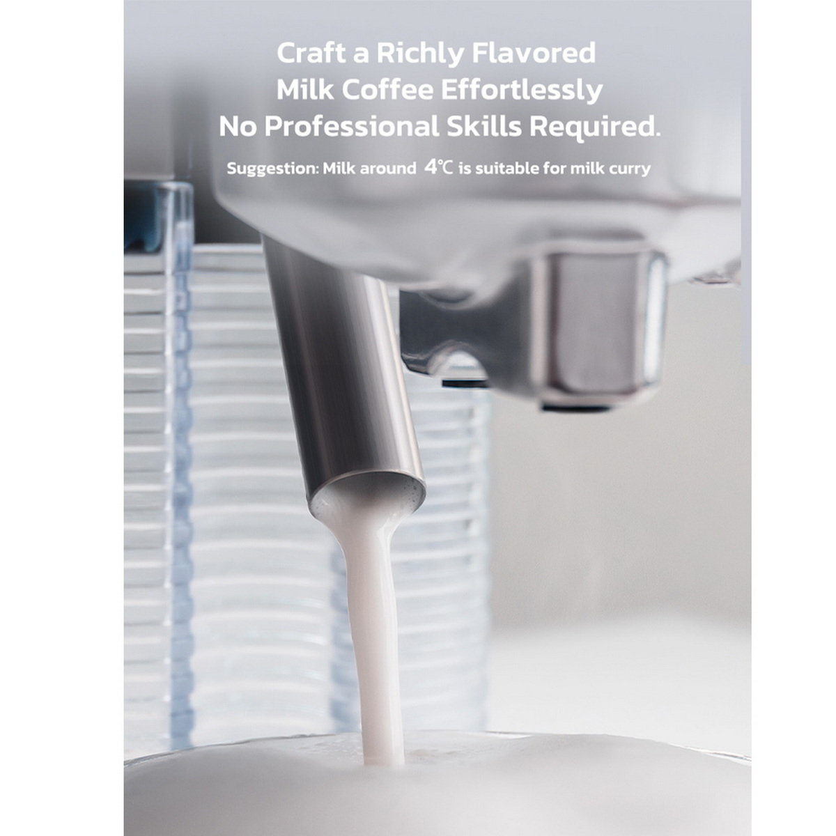 Zbliżenie pokazuje mleko wlewane z maszyny do filiżanki, tworząc pianę. Tekst: Z łatwością przygotuj kawę z mlekiem.