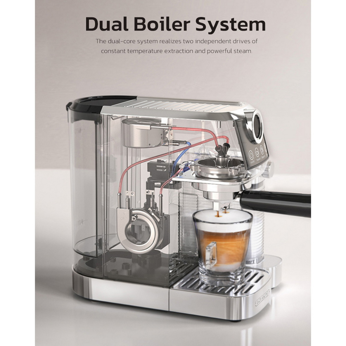 Ekspres do kawy z przezroczystymi elementami pokazującymi system podwójnego bojlera. Kawa wlewa się do szklanki, na pierwszym planie.