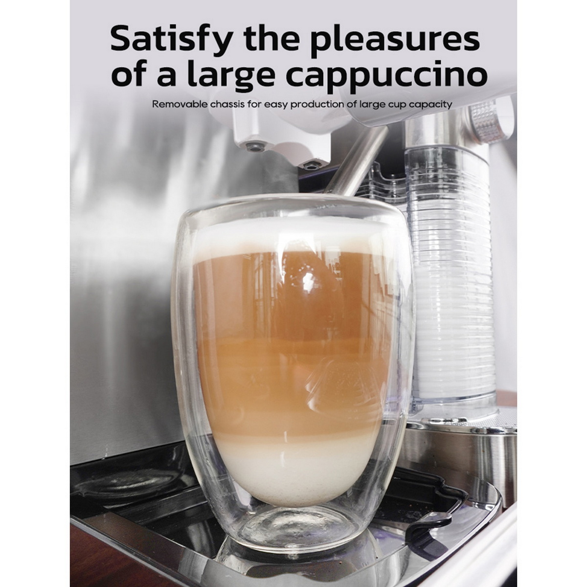 Szklanka warstwowego cappuccino stoi na maszynie. Tekst mówi: 'Zaspokój przyjemność dużego cappuccino'.