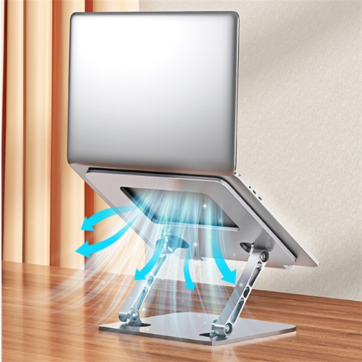 Ein silberner Laptop auf einem Ständer mit blauen Luftstrompfeilen. Der Ständer steht auf einer Holzoberfläche. Der Hintergrund ist eine beige Wand.