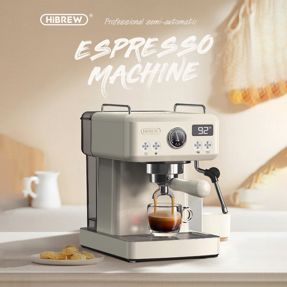 Ekspres do kawy dozujący kawę do szklanki. Na stole ciasteczka i dzbanek. Słowo ESPRESSO MACHINE jest na nim napisane.