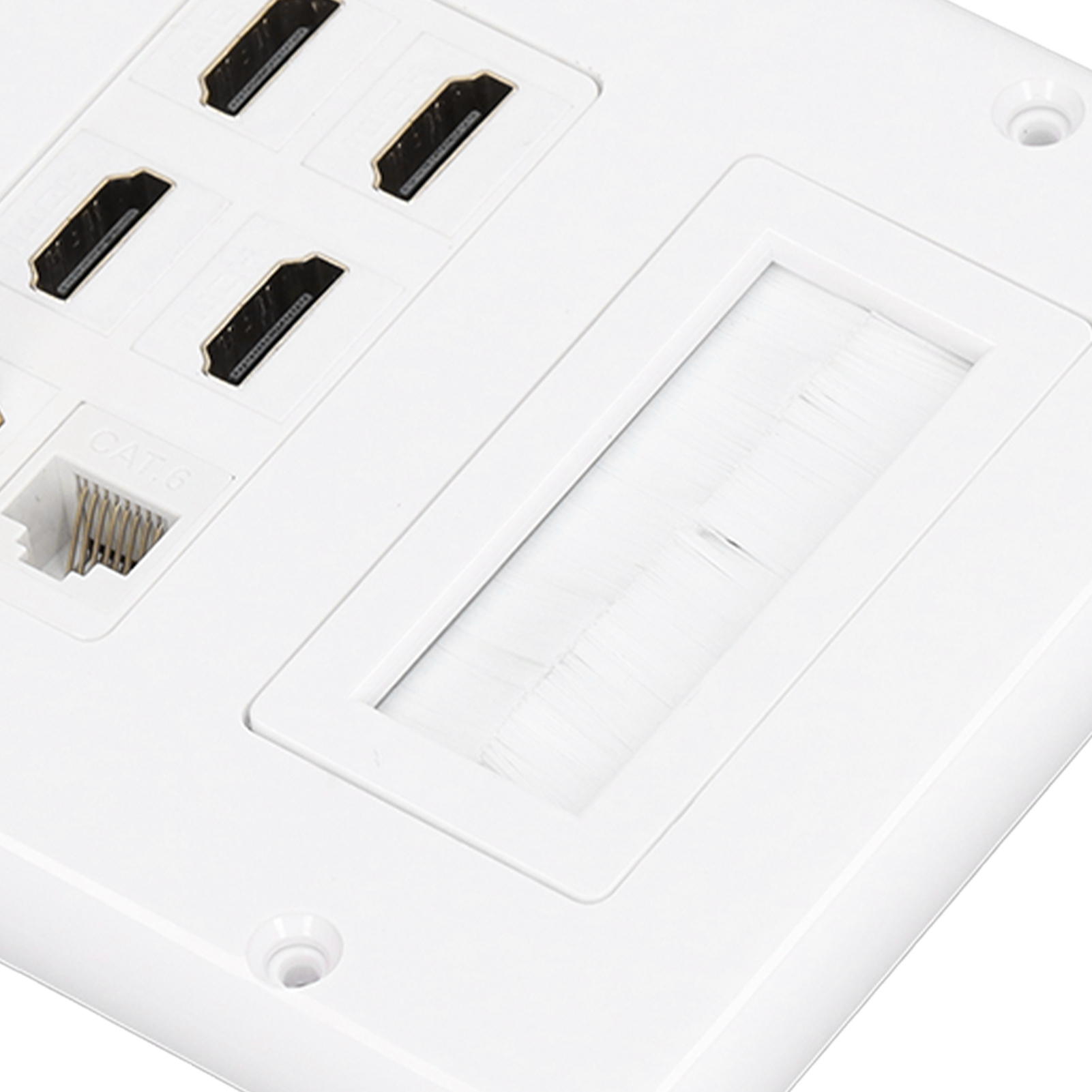 Weiße Wandplatte mit HDMI-Anschlüssen, einem CAT6-Anschluss und einer Kabeldurchführung. Die Platte ist weiß und hat ein sauberes Design.