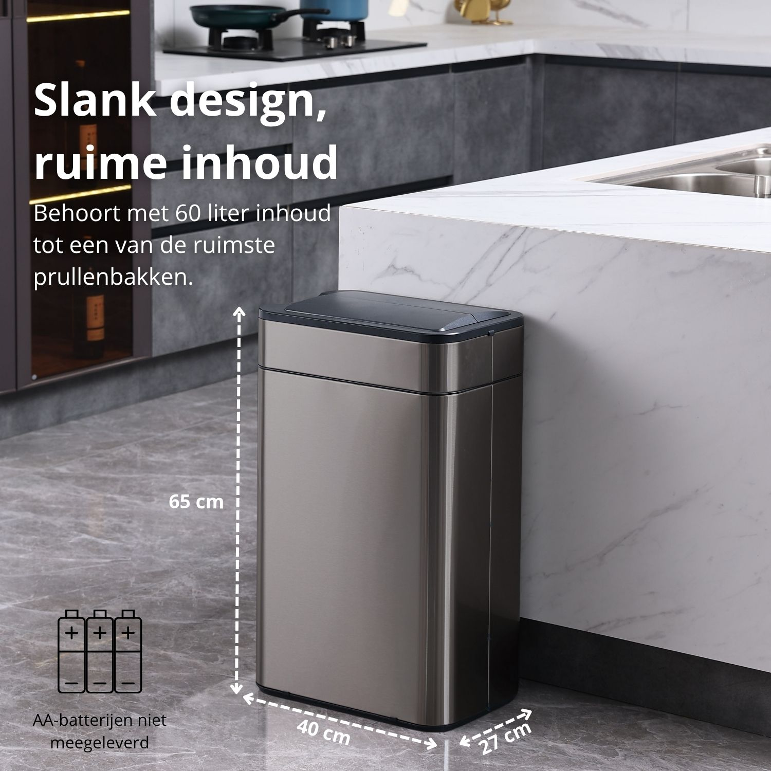 A stainless steel trash can in a kitchen. Dimensions of 65x40x27cm are displayed. Text indicates it holds 60 liters, and batteries are not included.