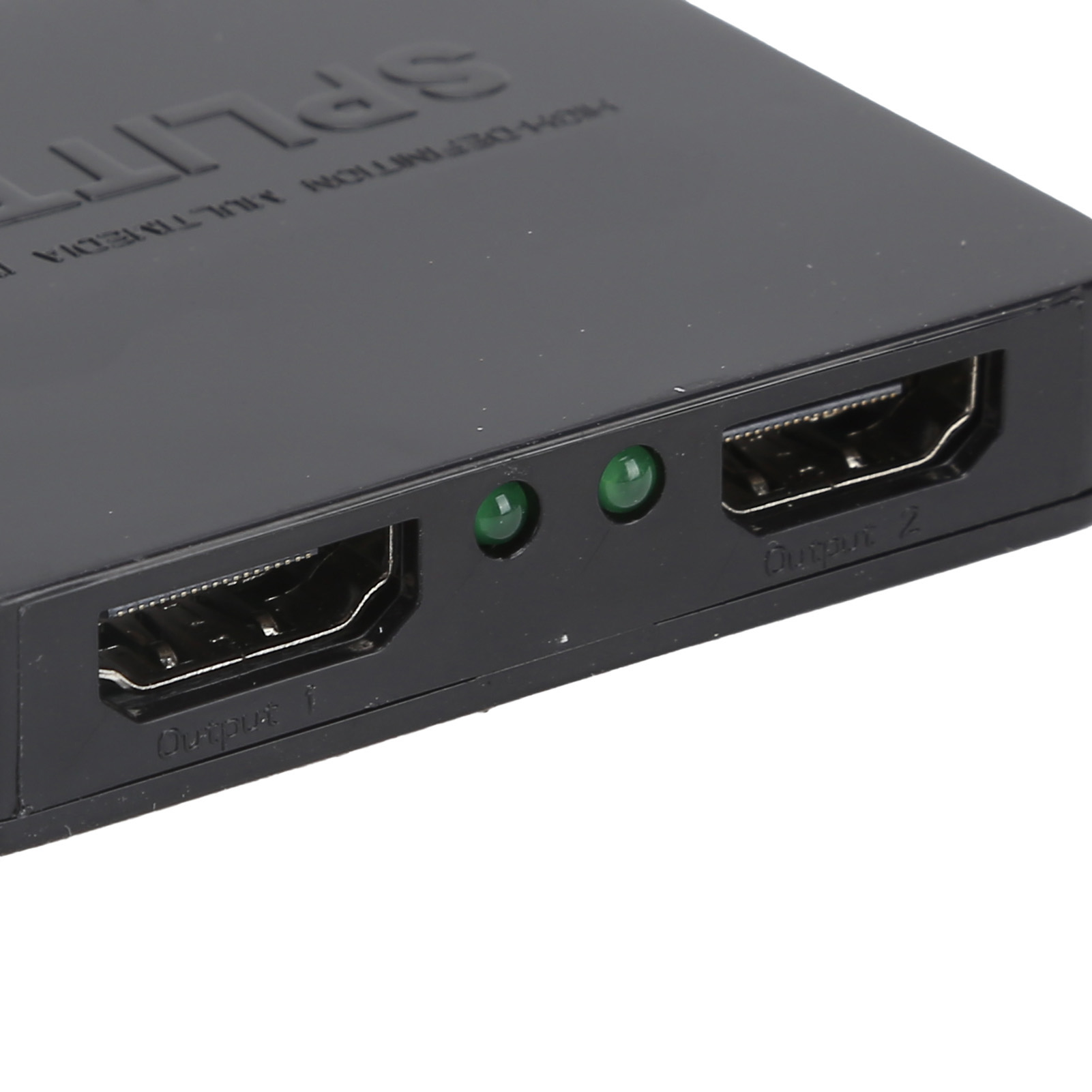 Schwarzer HDMI-Splitter mit zwei Ausgangsanschlüssen und grünen Kontrollleuchten. Text 'Output 1' und 'Output 2' sichtbar.