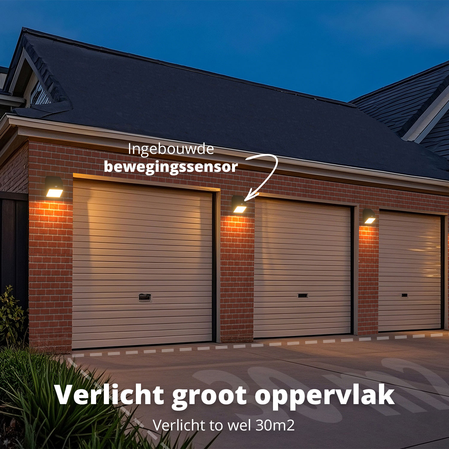 Garage with three doors and lights. Text says 'Verlicht groot oppervlak' and 'Verlicht to wel 30m2'. Building has a motion sensor.