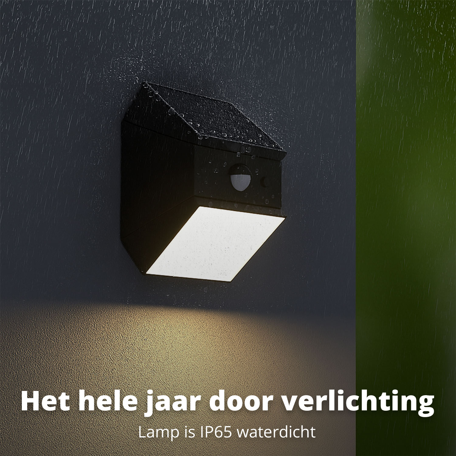 Black outdoor lamp with a solar panel, mounted on a dark wall. Rain is falling. Text says 'Het hele jaar door verlichting'. 
