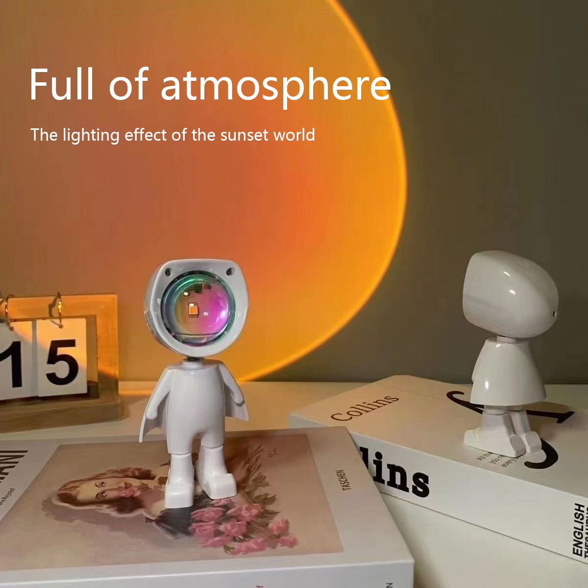 Eine weiße roboterartige Lampe steht auf Büchern. Eine zweite befindet sich auf einem Buch. Ein Sonnenuntergangseffekt beleuchtet den Hintergrund.