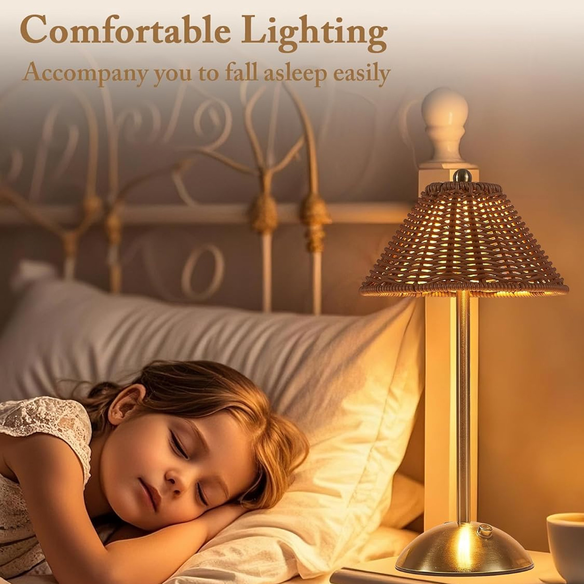 Ein Kind schläft neben einem Bett mit einer leuchtenden Lampe. Die Lampe hat einen gewebten Schirm. Die Szene ist warm beleuchtet.
