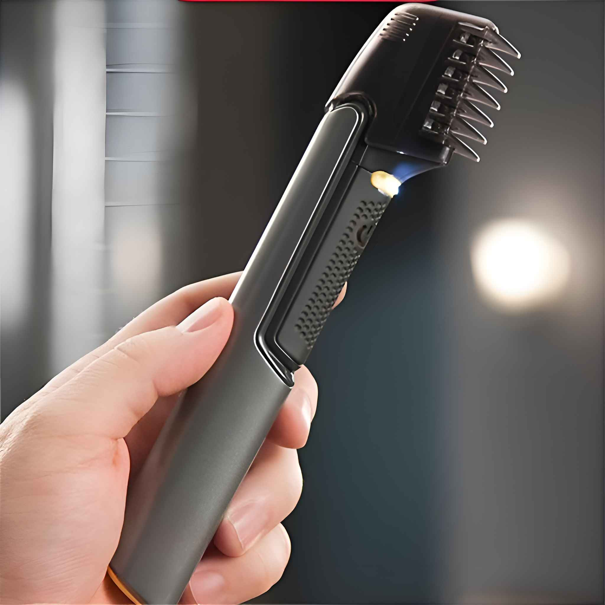 Hand hält einen grau-schwarzen Trimmer. Der Trimmer hat einen Kamm und ein Licht.