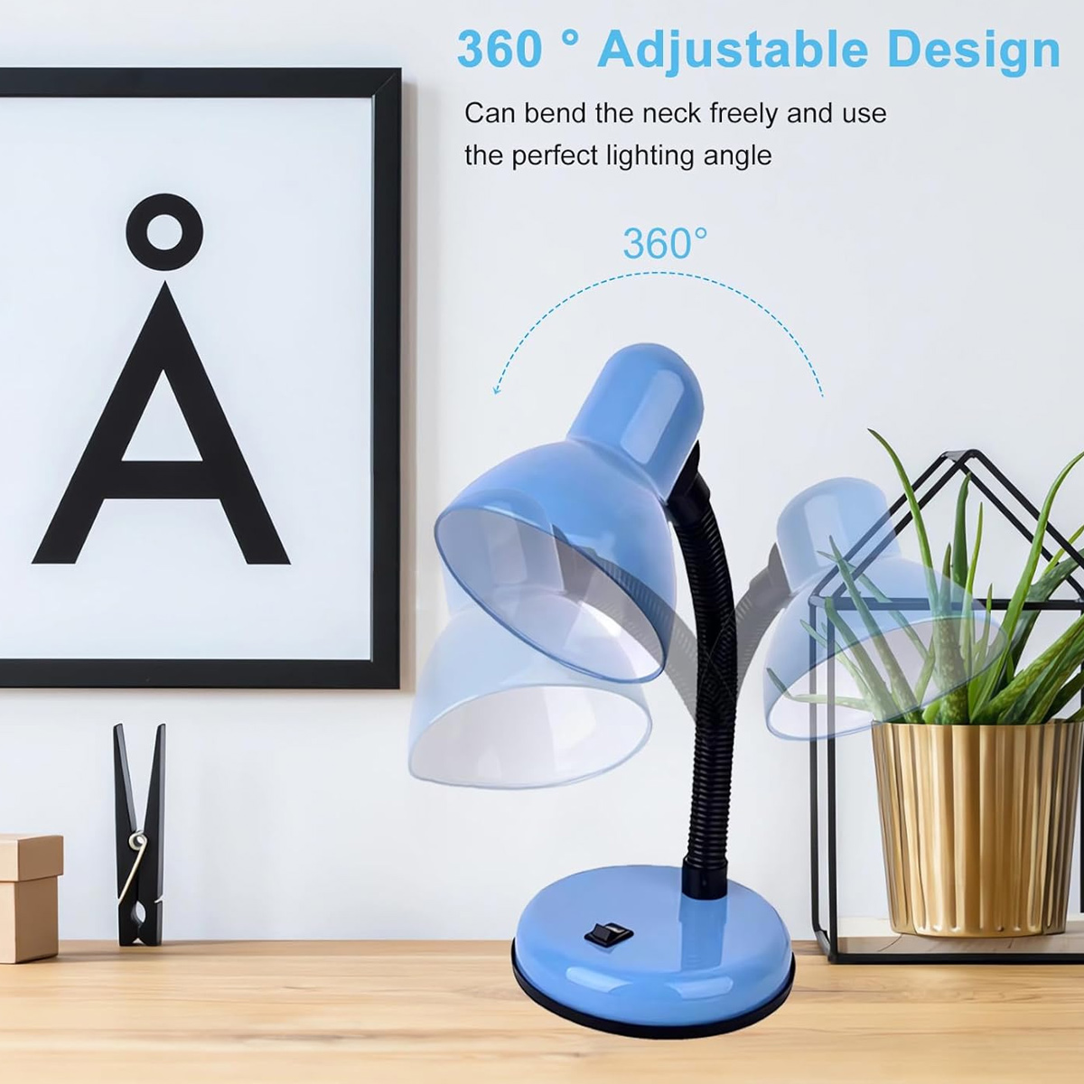 Eine blaue Schreibtischlampe mit 360-Grad-Verstellung steht auf einem Holztisch. Ein gerahmtes Kunstwerk und eine Pflanze sind im Hintergrund.