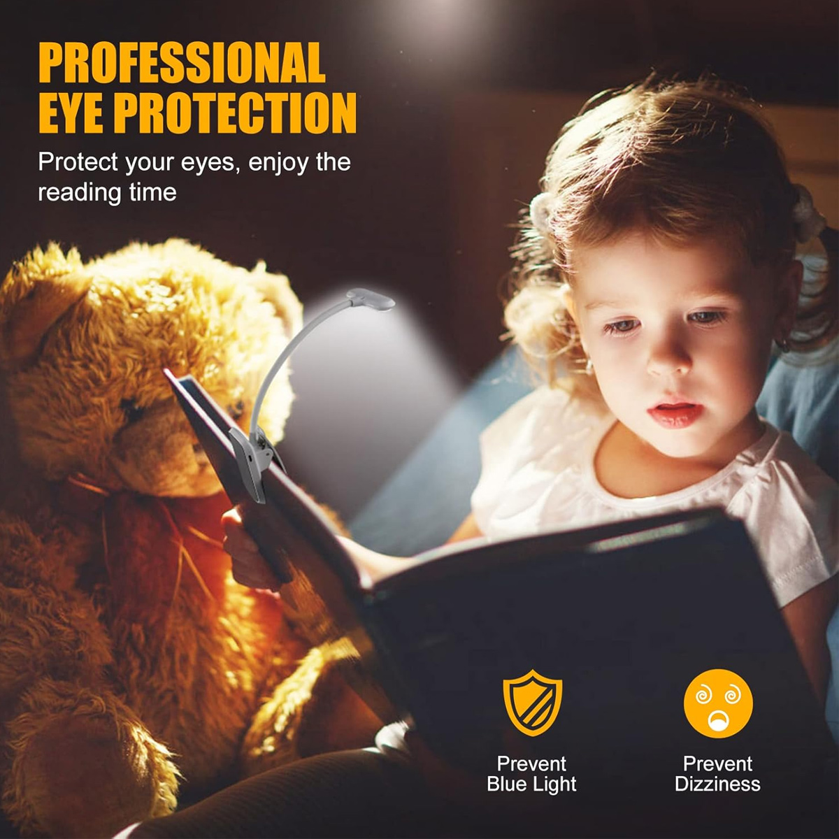 Ein Kind liest ein Buch, das von einer kleinen Lampe beleuchtet wird. Ein Teddybär sitzt daneben. Text wirbt für Augenschutz.