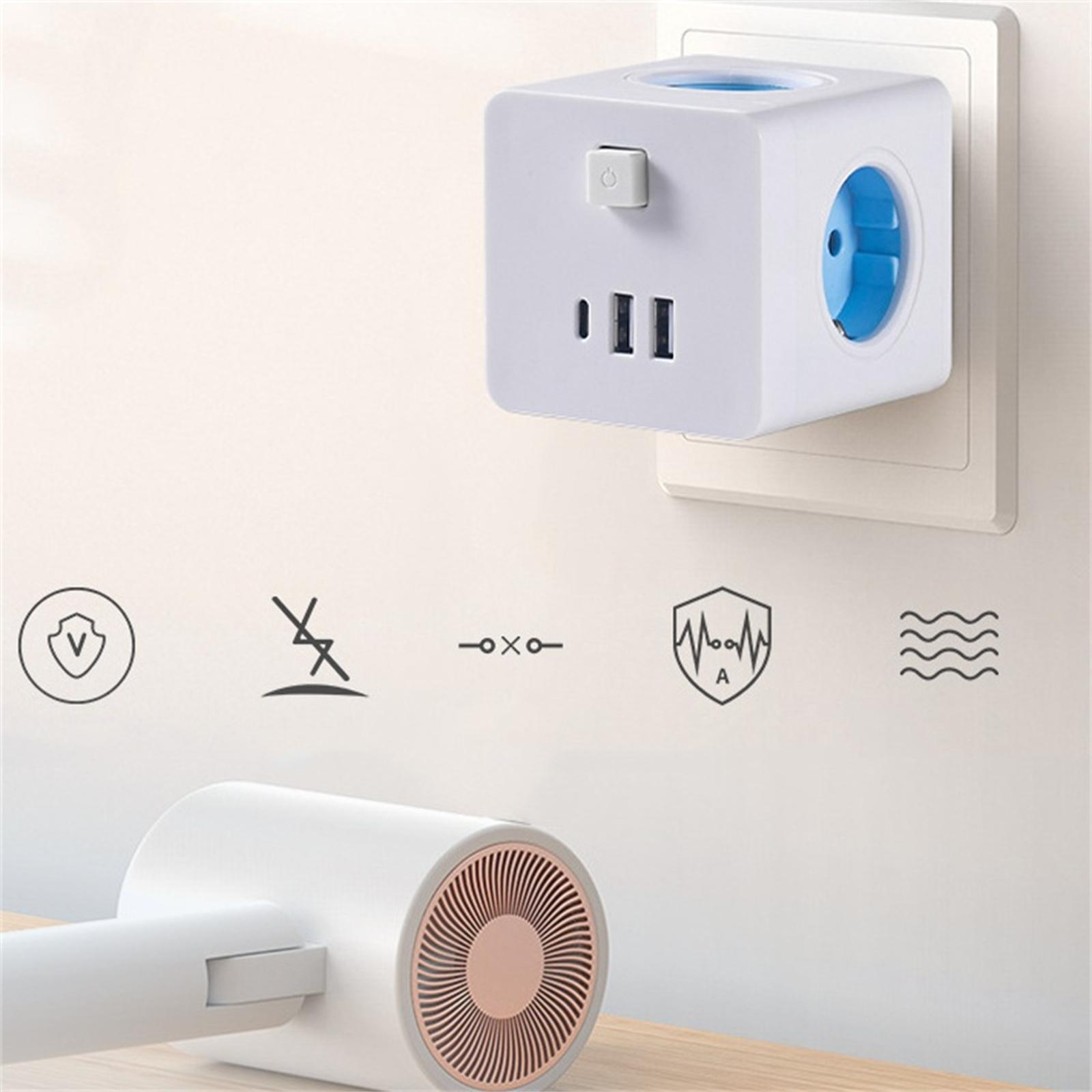 Weißer Netzadapter mit USB-Anschlüssen, eingesteckt in eine Wand. Ein Fön liegt auf einer Holzoberfläche. Symbole sind ebenfalls sichtbar.