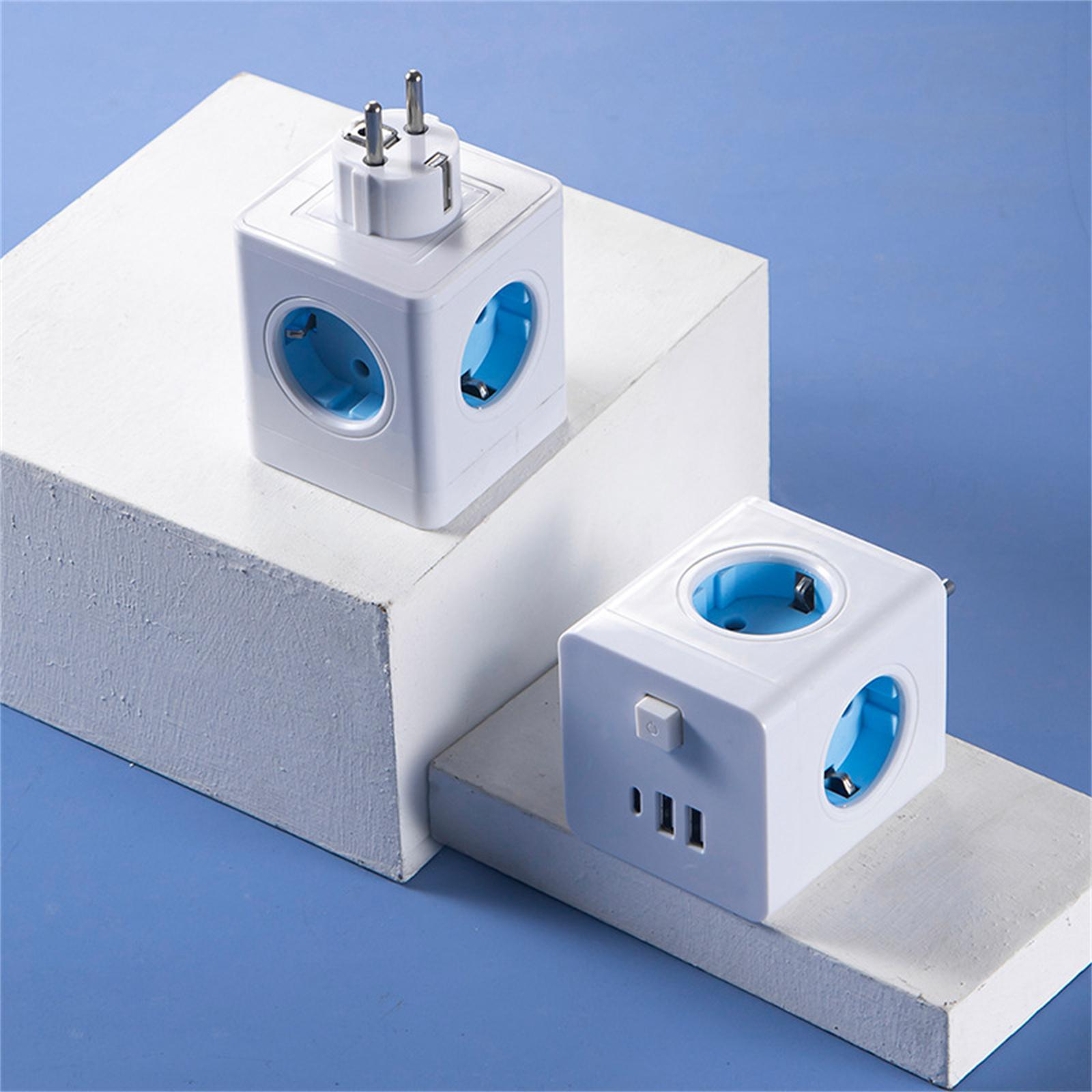 Zwei weiße Würfel-Netzadapter mit blauen Buchsen auf weißen Blöcken vor blauem Hintergrund.