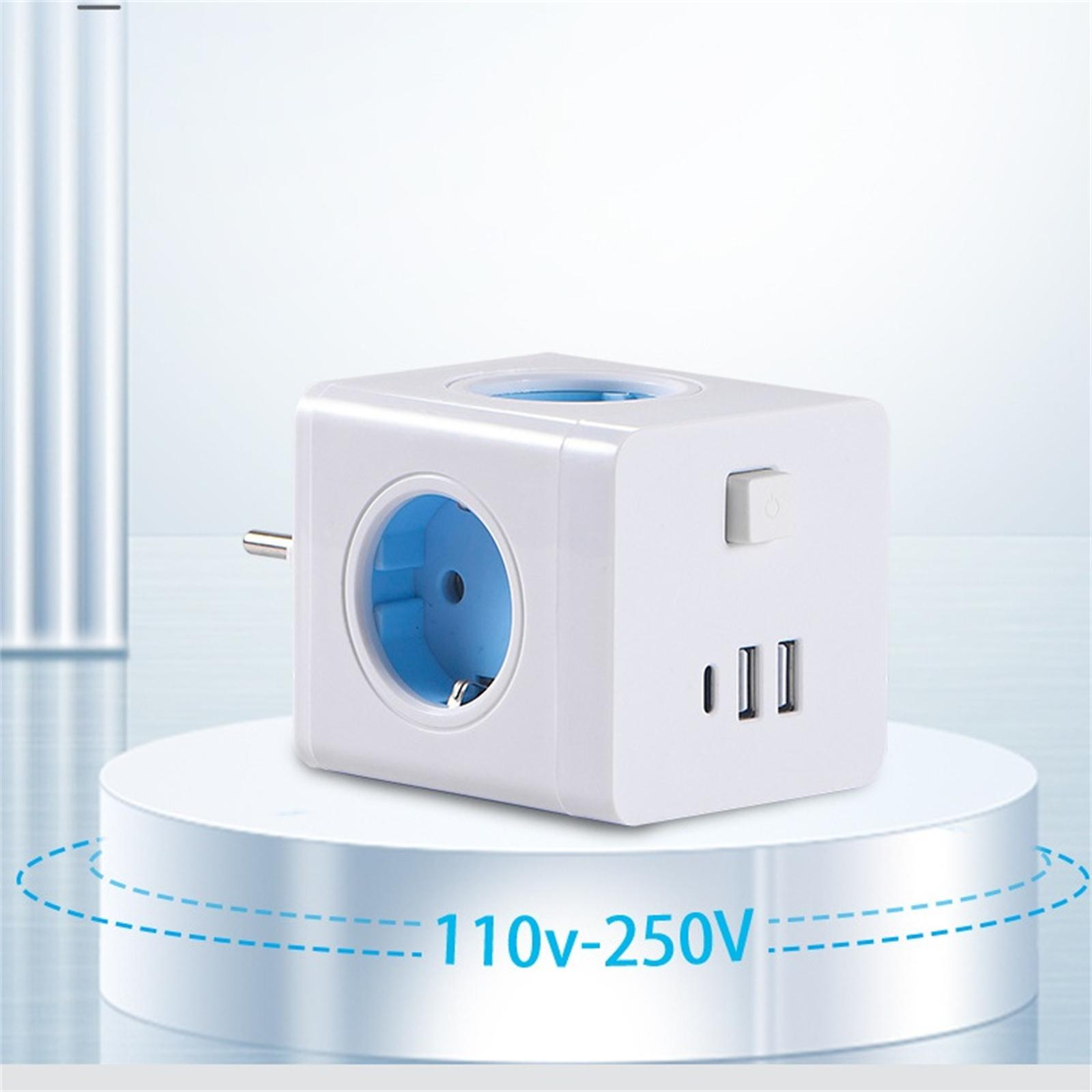 Weißer Würfel-Netzadapter mit blauen Steckdosen, Netzschalter und USB-Anschlüssen auf einer weißen Plattform. 110 V-250 V sind angegeben.