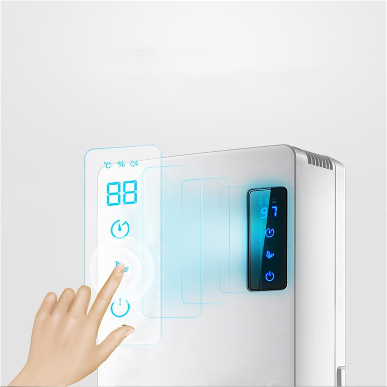 Eine Hand drückt eine Taste auf einem weißen elektronischen Gerät. Das Display zeigt blaue Zahlen.