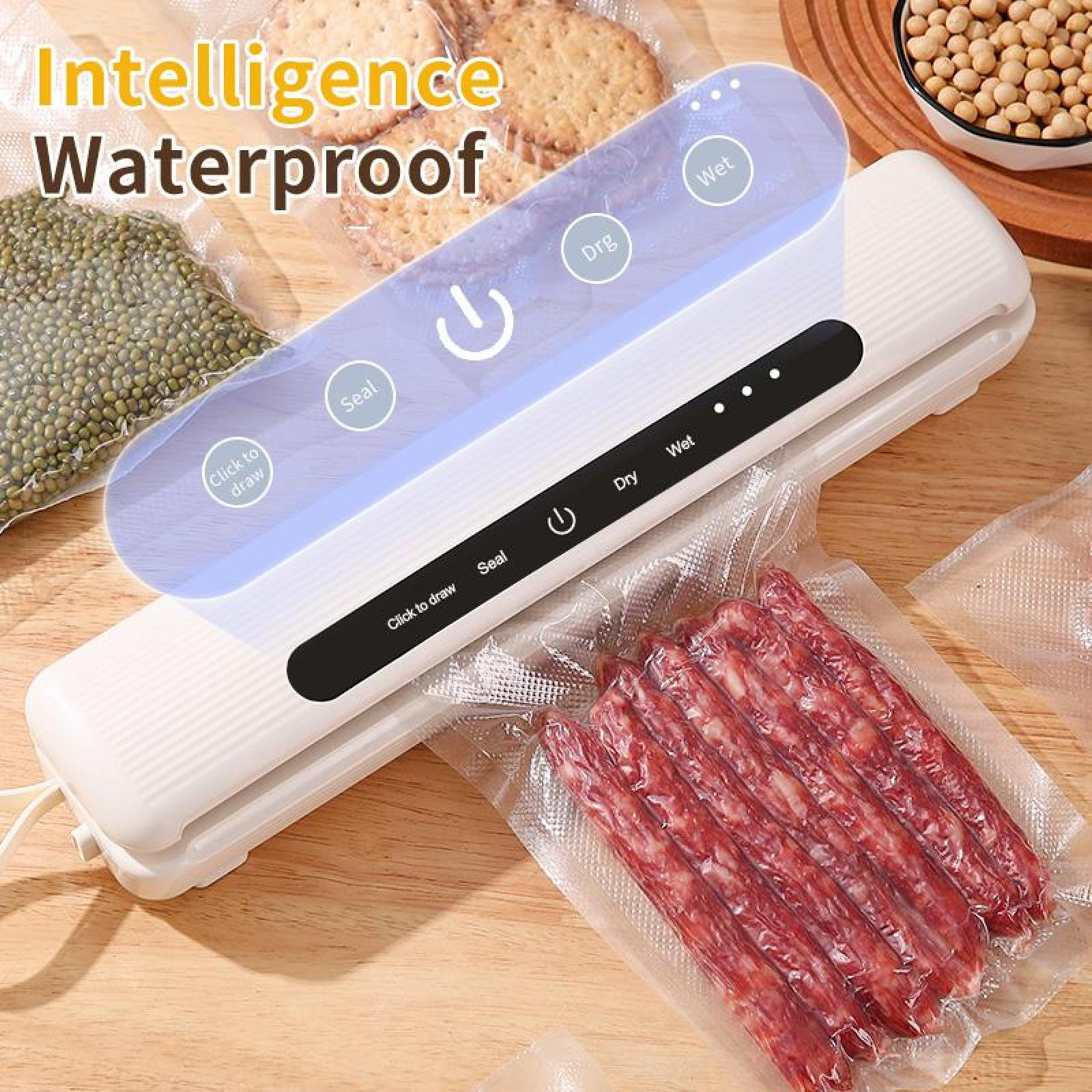 Ein weißes Vakuumiergerät mit Ein-/Ausschalter, das Beutel mit Wurst und anderen Lebensmitteln auf einer Holzoberfläche versiegelt.