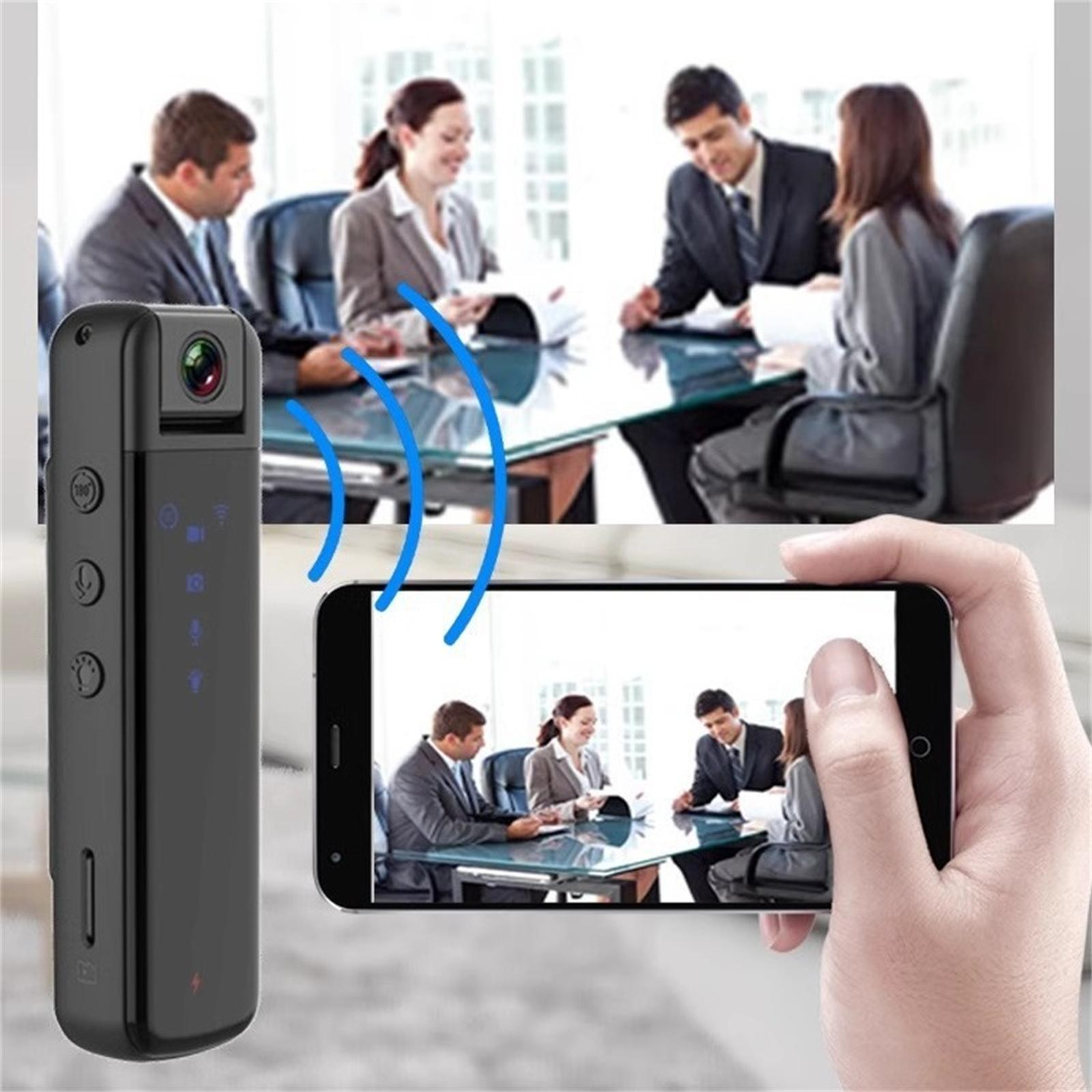Eine schwarze Spionagekamera zeichnet eine Geschäftssitzung auf. Ein Smartphone zeigt das Meeting an. Blaue Wellen verbinden sie. Hand hält das Telefon.