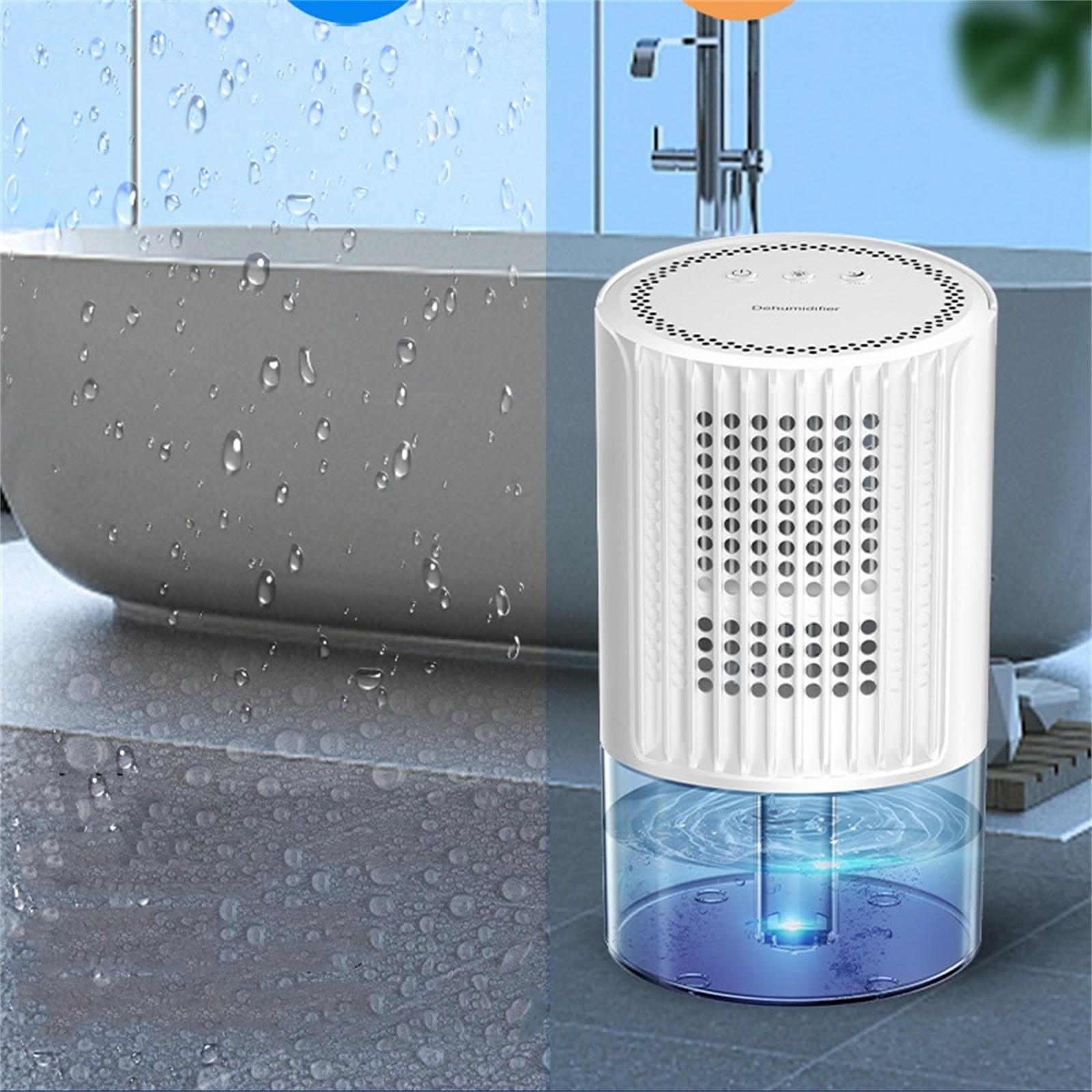 Ein weißer Luftentfeuchter steht neben einer nassen Oberfläche. Wassertropfen sind sichtbar. Eine Wanne und eine Duscharmatur sind im Hintergrund zu sehen.