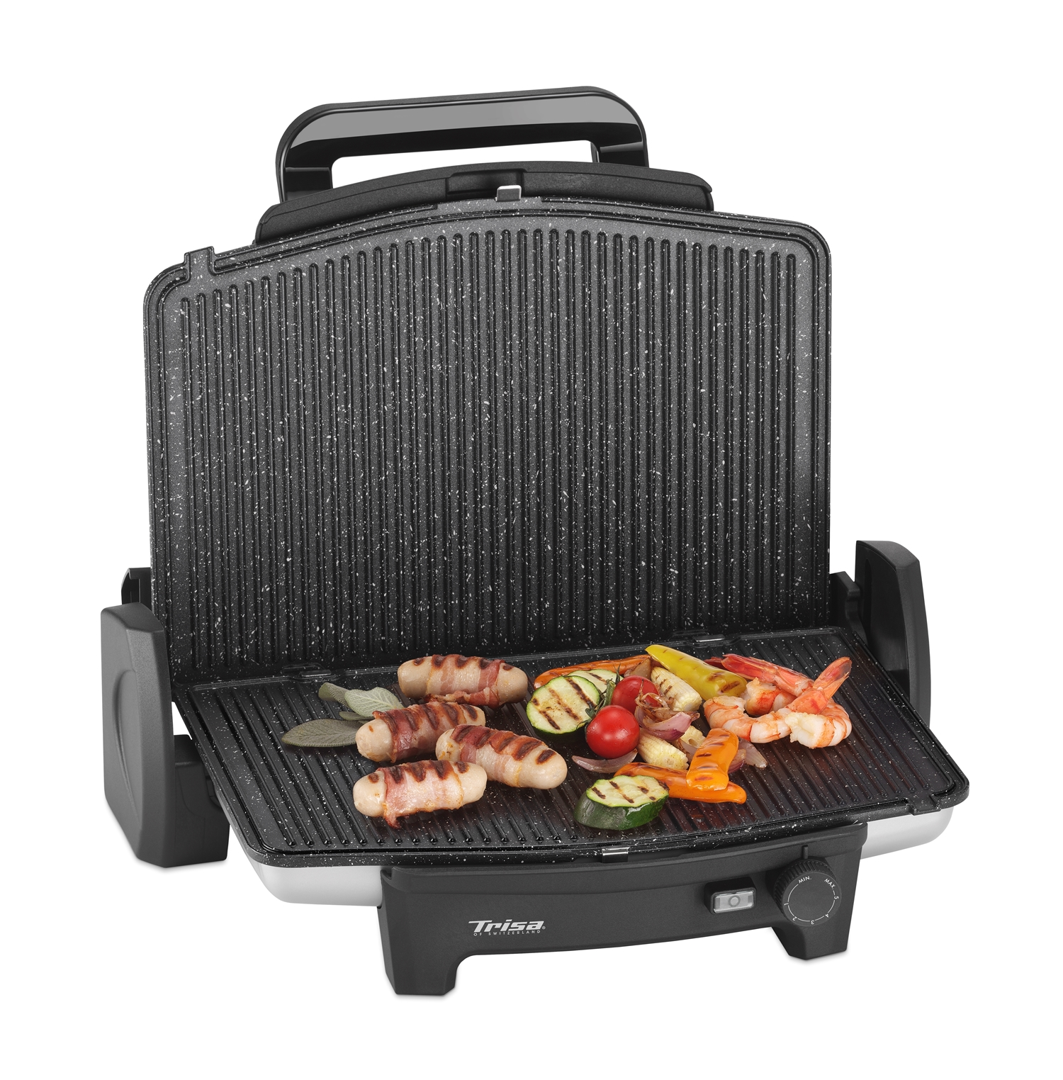 Ein offener Elektrogrill mit Würstchen im Speckmantel, gegrilltem Gemüse und Garnelen. Der Grill ist schwarz und weiß.