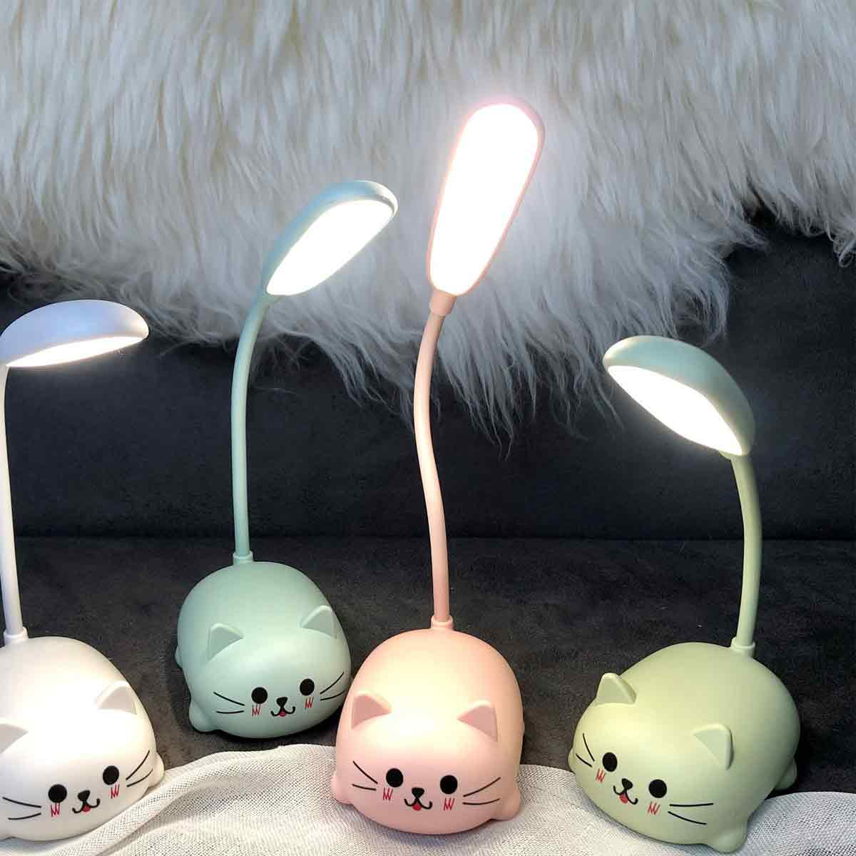 Vier katzenförmige Schreibtischlampen in Weiß, Mint, Rosa und Mint. Jede hat einen flexiblen Hals und einen leuchtenden, ovalen Kopf.