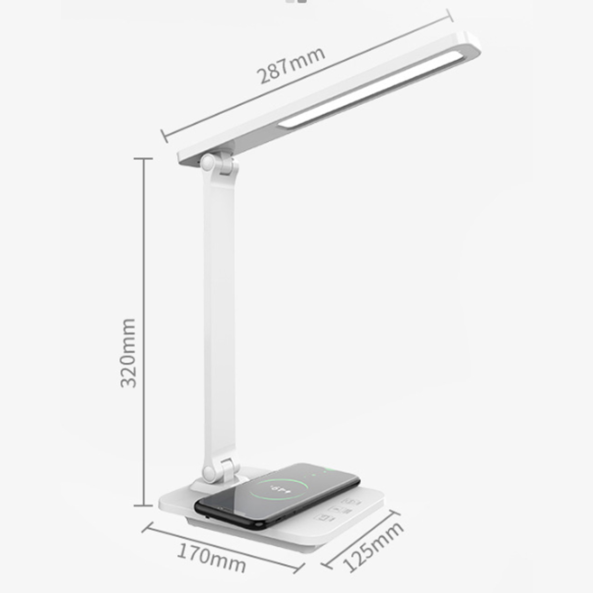 Weiße Schreibtischlampe mit rechteckigem Kopf, verstellbarem Arm und Basis mit Telefon-Ladepad. Abmessungen sind angegeben.