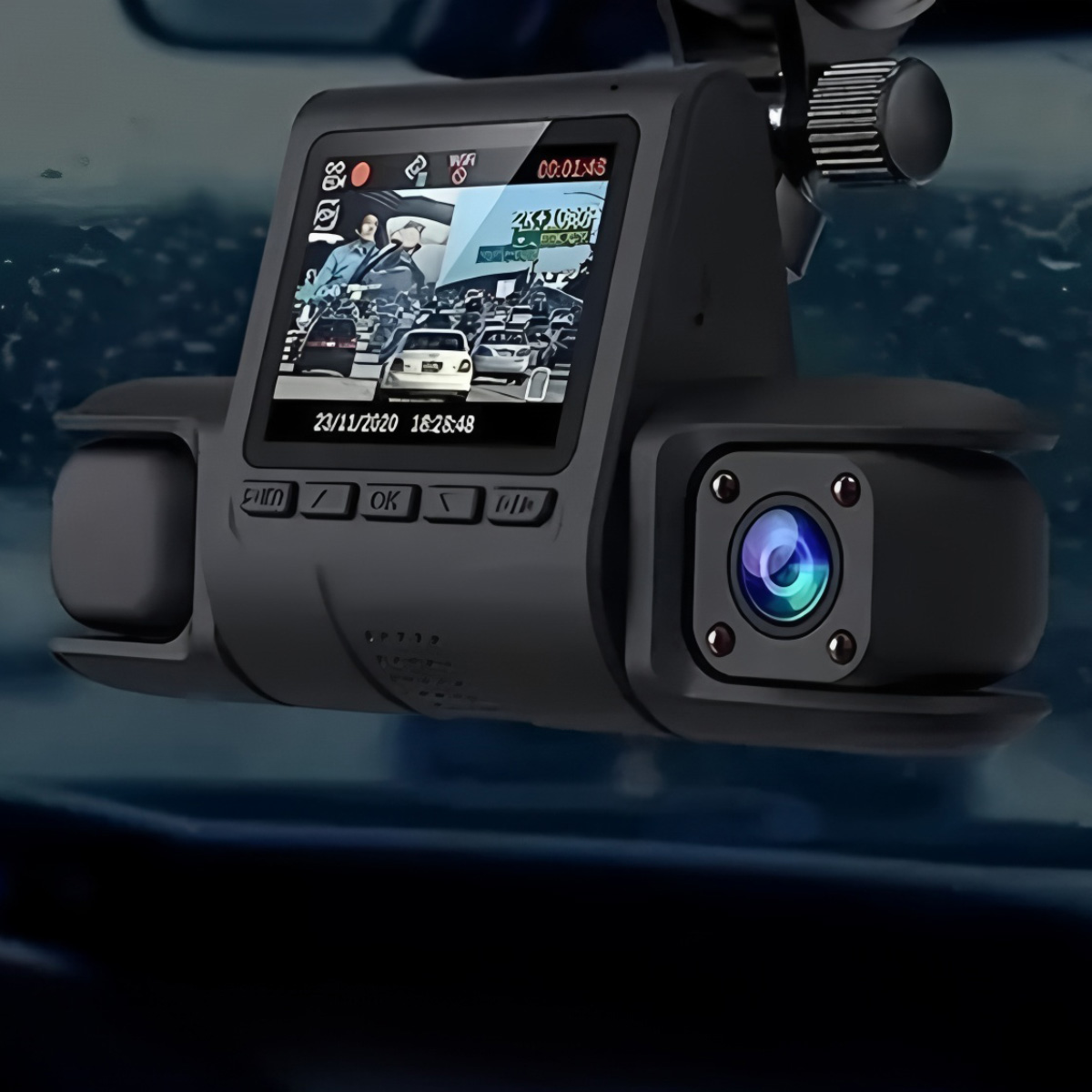 Eine schwarze Dashcam mit einer Straßenansicht. Sie hat einen Bildschirm mit einem Video-Feed, Knöpfen und einer Kameralinse.