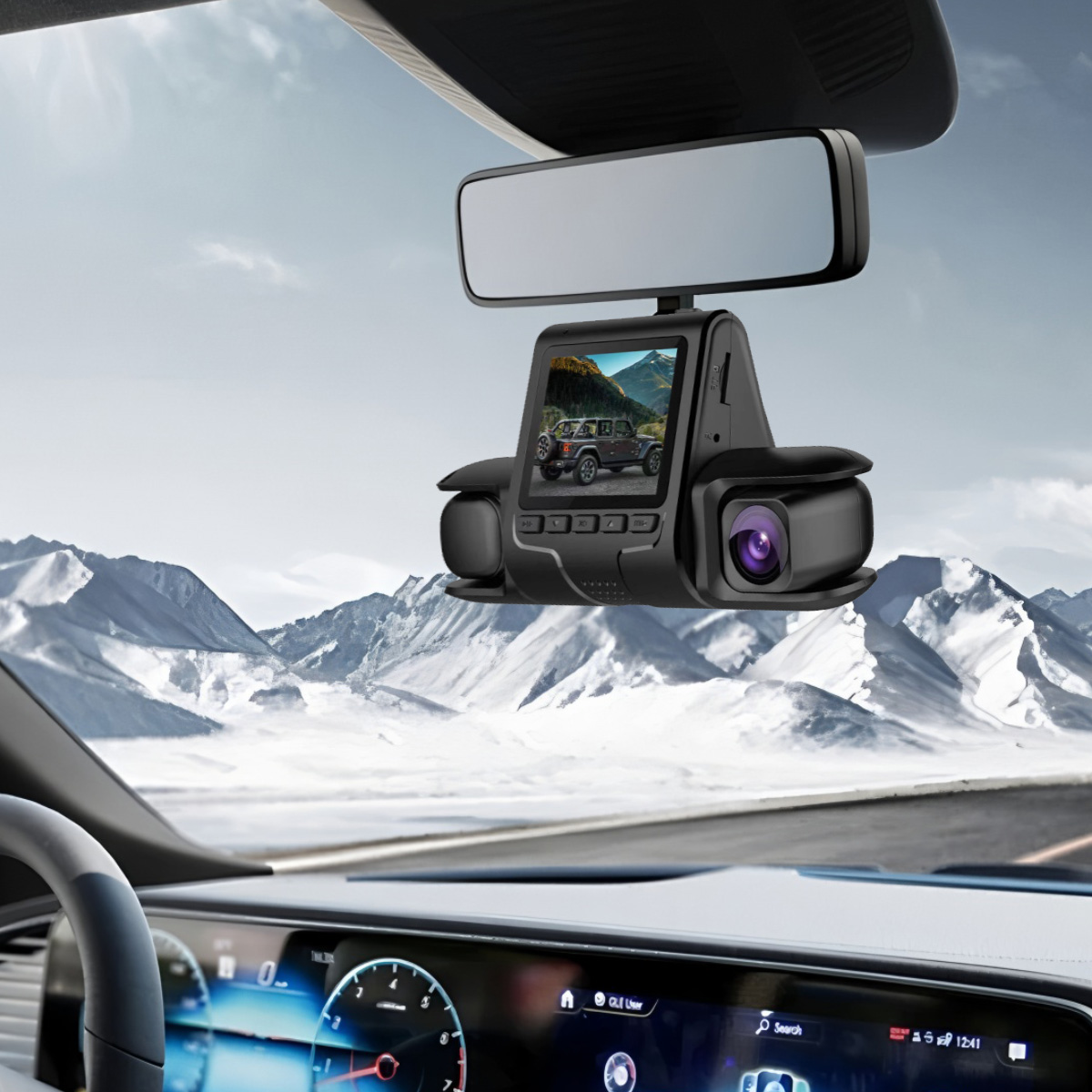 Eine Auto-Dashcam mit Display, das ein Auto auf einer Bergstraße zeigt. Im Hintergrund schneebedeckte Berge.