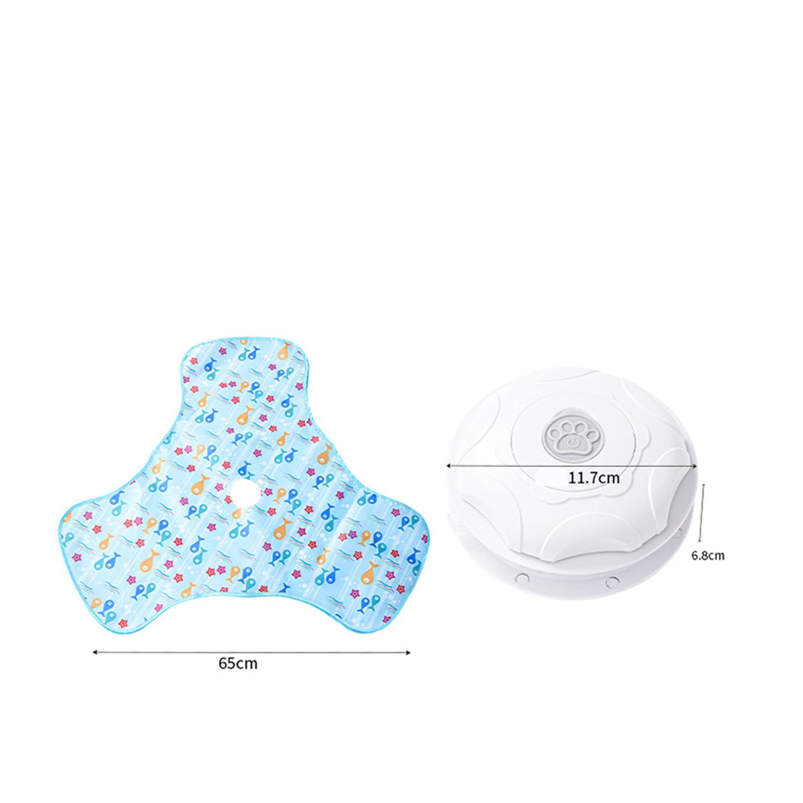 Eine blau gemusterte Babydecke mit Fischen und Noten liegt neben einem weißen, runden Gerät mit Pfotenabdruckdesign.