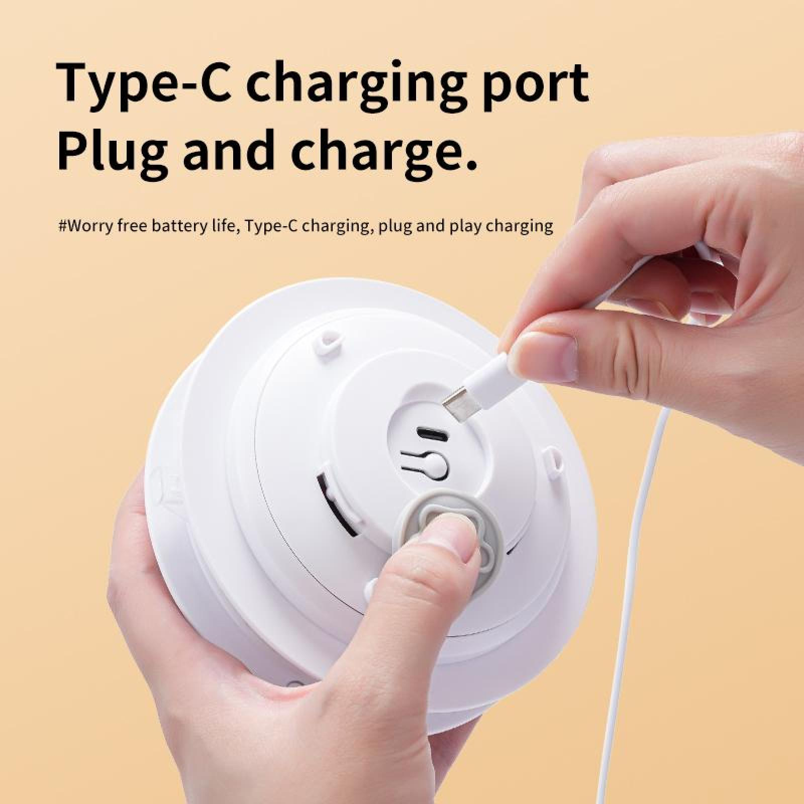 Hand steckt ein USB-C-Kabel in ein weißes Gerät, vor orangem Hintergrund. Text: 'Type-C-Ladeanschluss, anschließen und laden.'