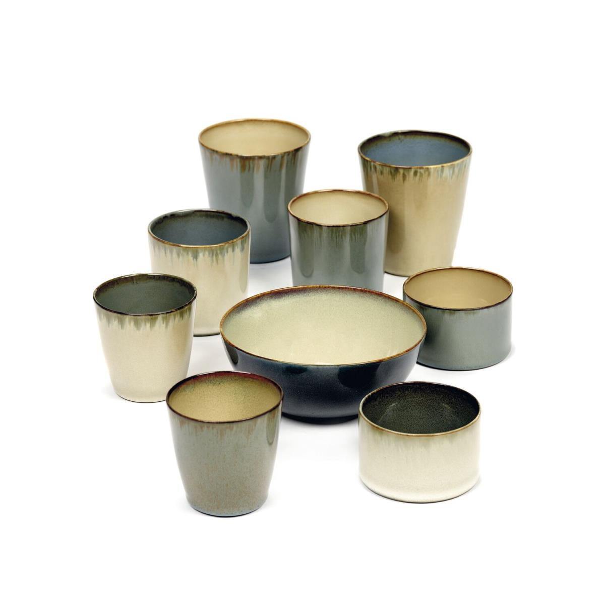 Eine Sammlung keramischer Tassen und Schalen in verschiedenen Größen und Grüntönen, Beige und Braun, auf weißem Hintergrund angeordnet.