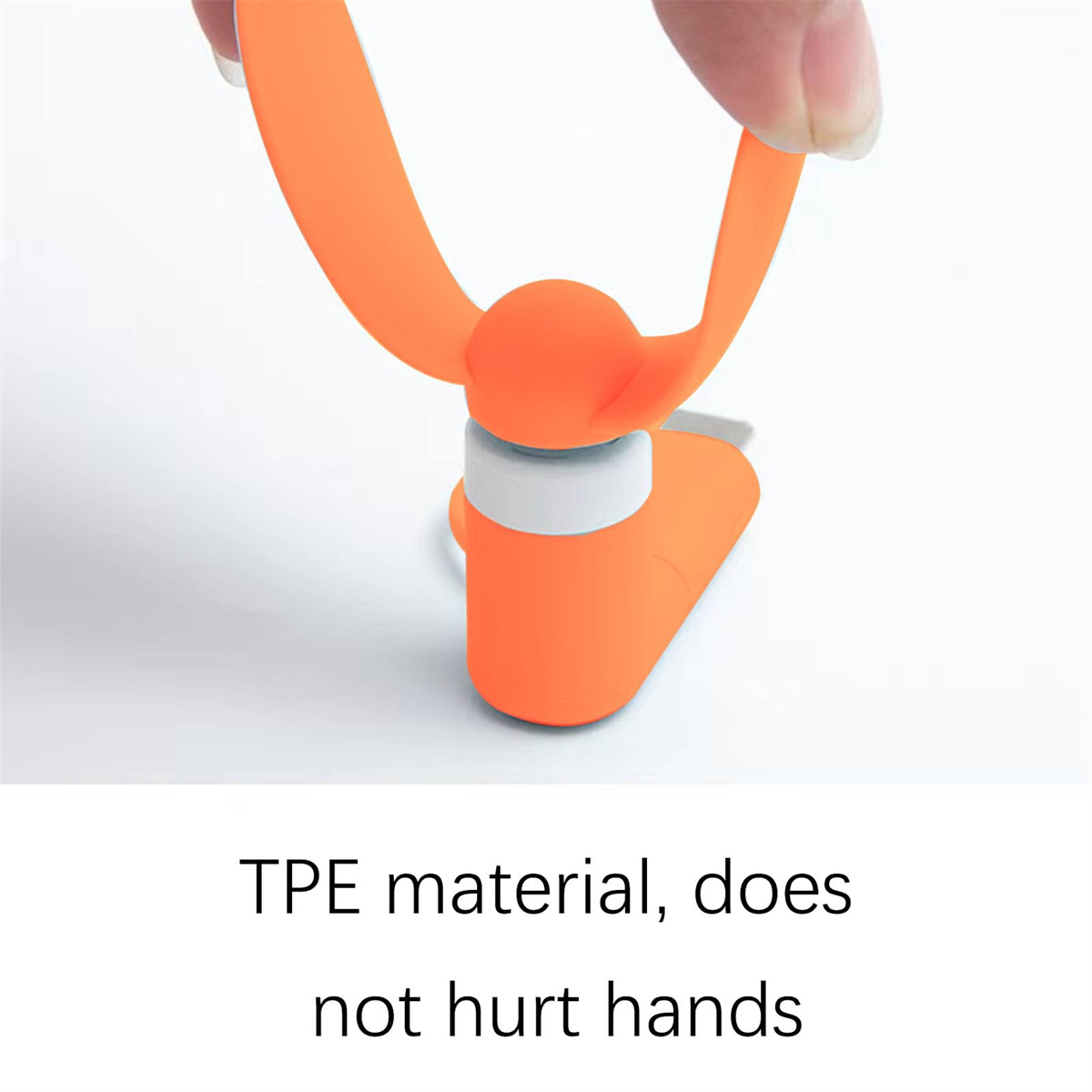 Nahaufnahme eines orangefarbenen Kunststoffclips, der von einer Hand gehalten wird. Es ist ein flexibles, abgerundetes Design mit weißer Basis.