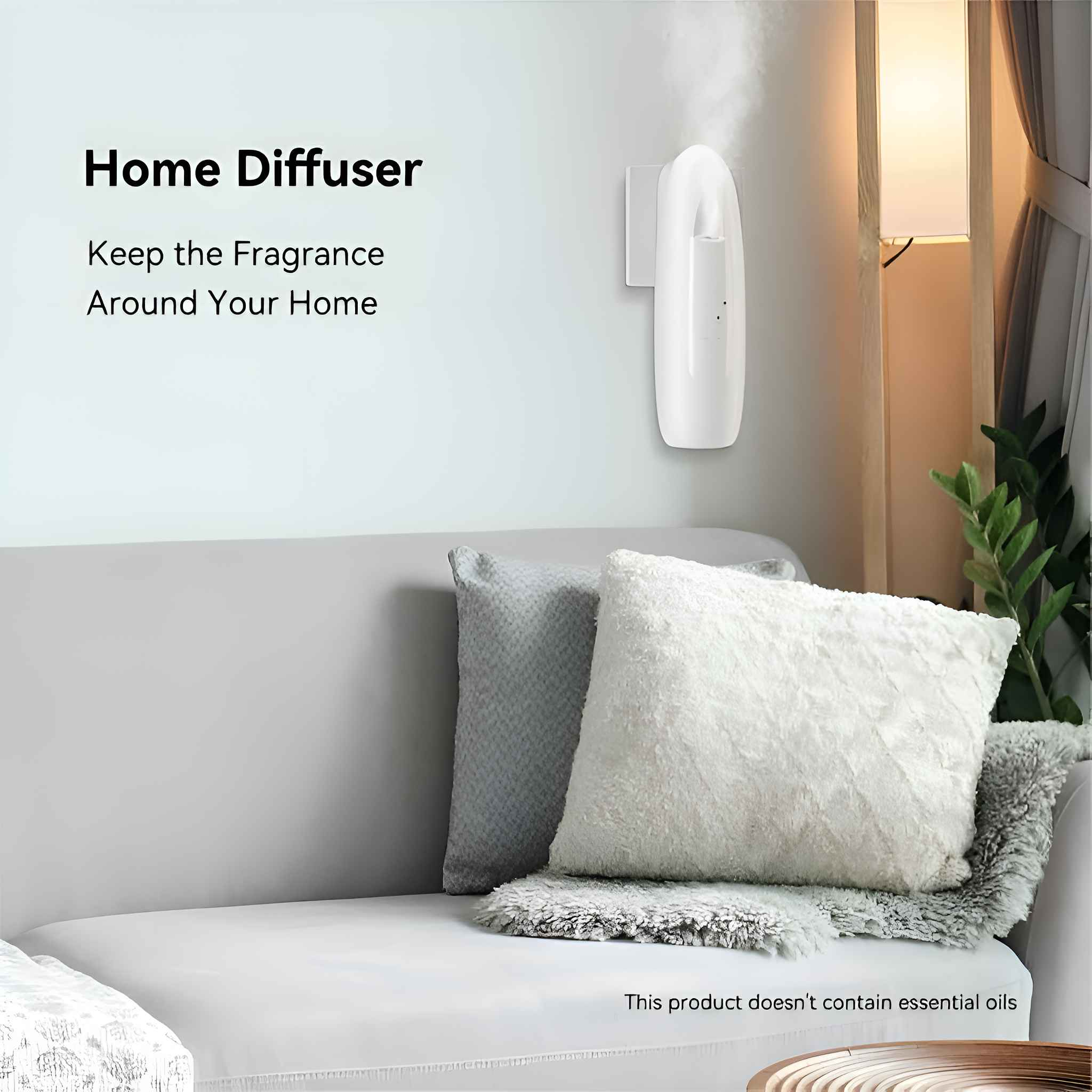 Ein weißer Home-Diffusor an einer Wand mit zwei Kissen auf einer Couch. Text: Home-Diffusor, Behalten Sie den Duft in Ihrem Zuhause.