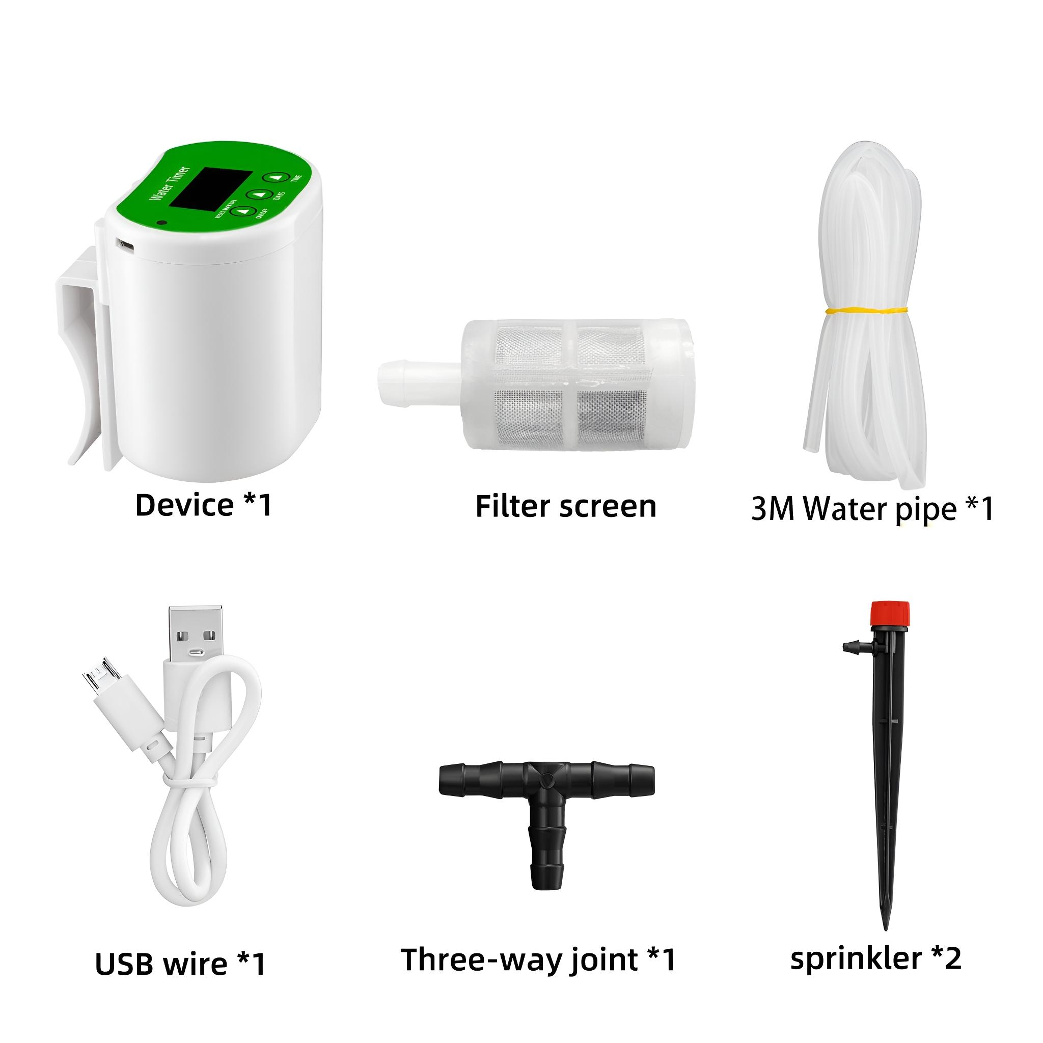 Das Bild zeigt einen weißen Wassertimer mit grünem Display, Filter, Wasserrohr, USB-Kabel, Anschluss und Sprinklern.