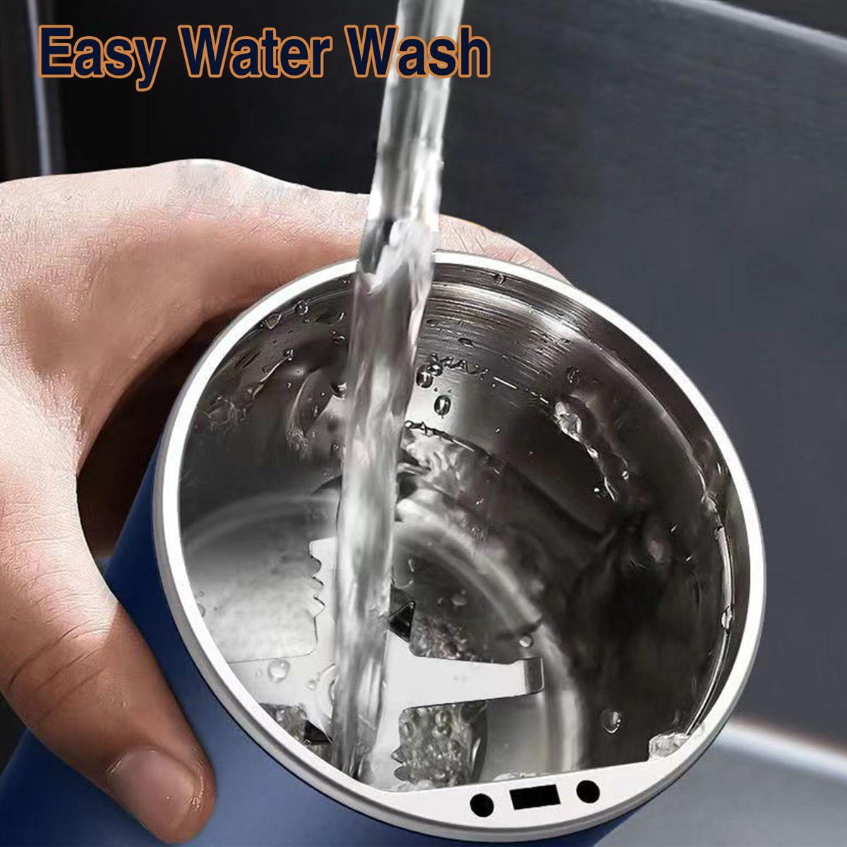 Eine Hand hält einen blauen Behälter, während Wasser hineinfließt. Der Behälter ist innen aus Edelstahl. Der Text oben lautet 'Easy Water Wash'.