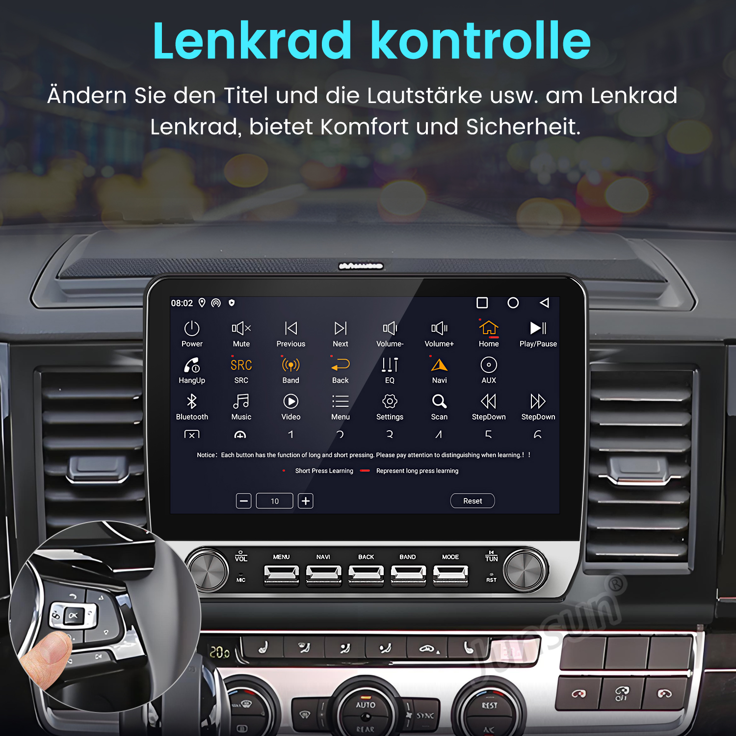 Autodisplay mit Funktionen wie Lautstärke, Musik und Einstellungen. Eine Hand drückt eine Taste am Lenkrad.