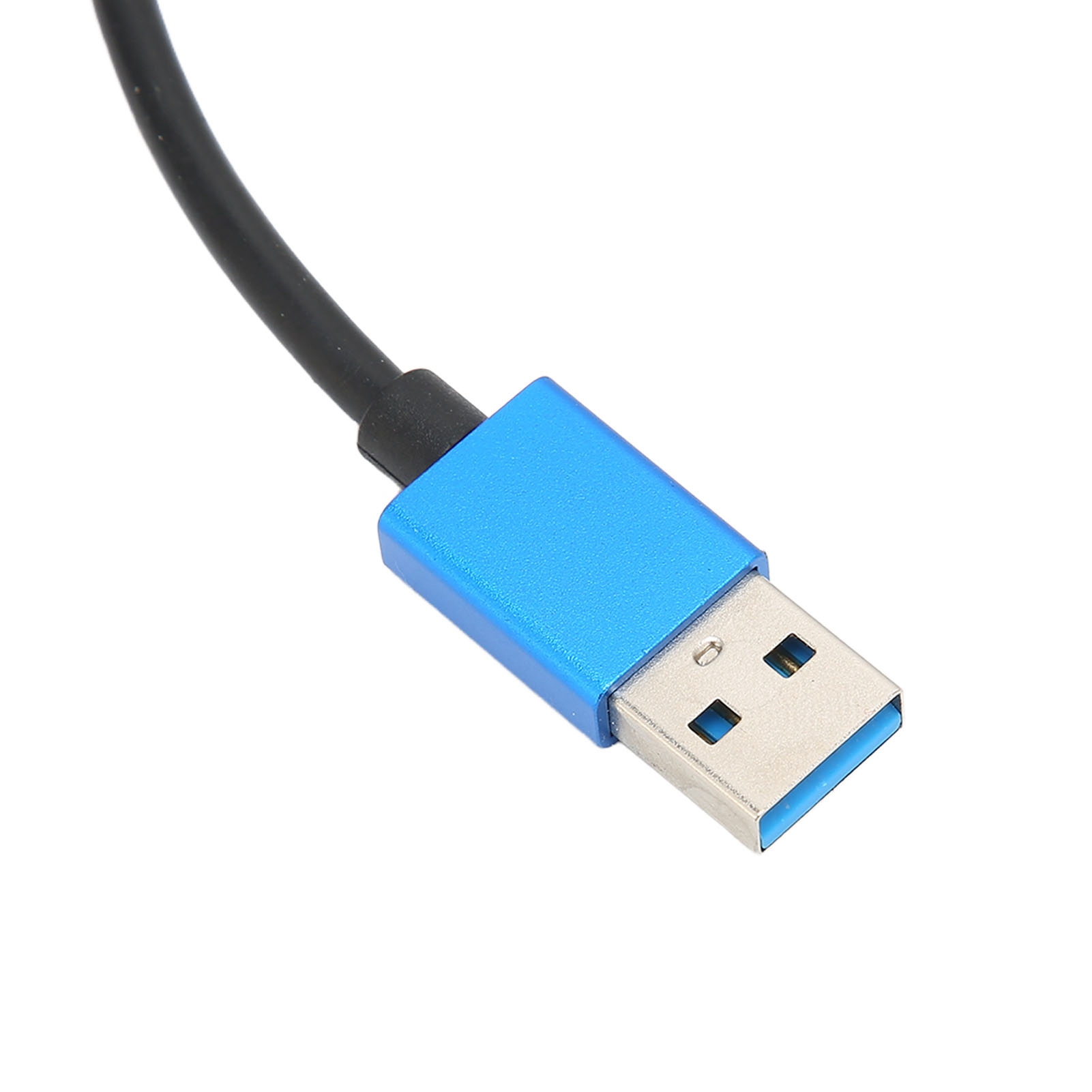 Ein USB-Kabel mit blauem Stecker und schwarzem Kabel, das Ende hat eine silberne Oberfläche, vor weißem Hintergrund.