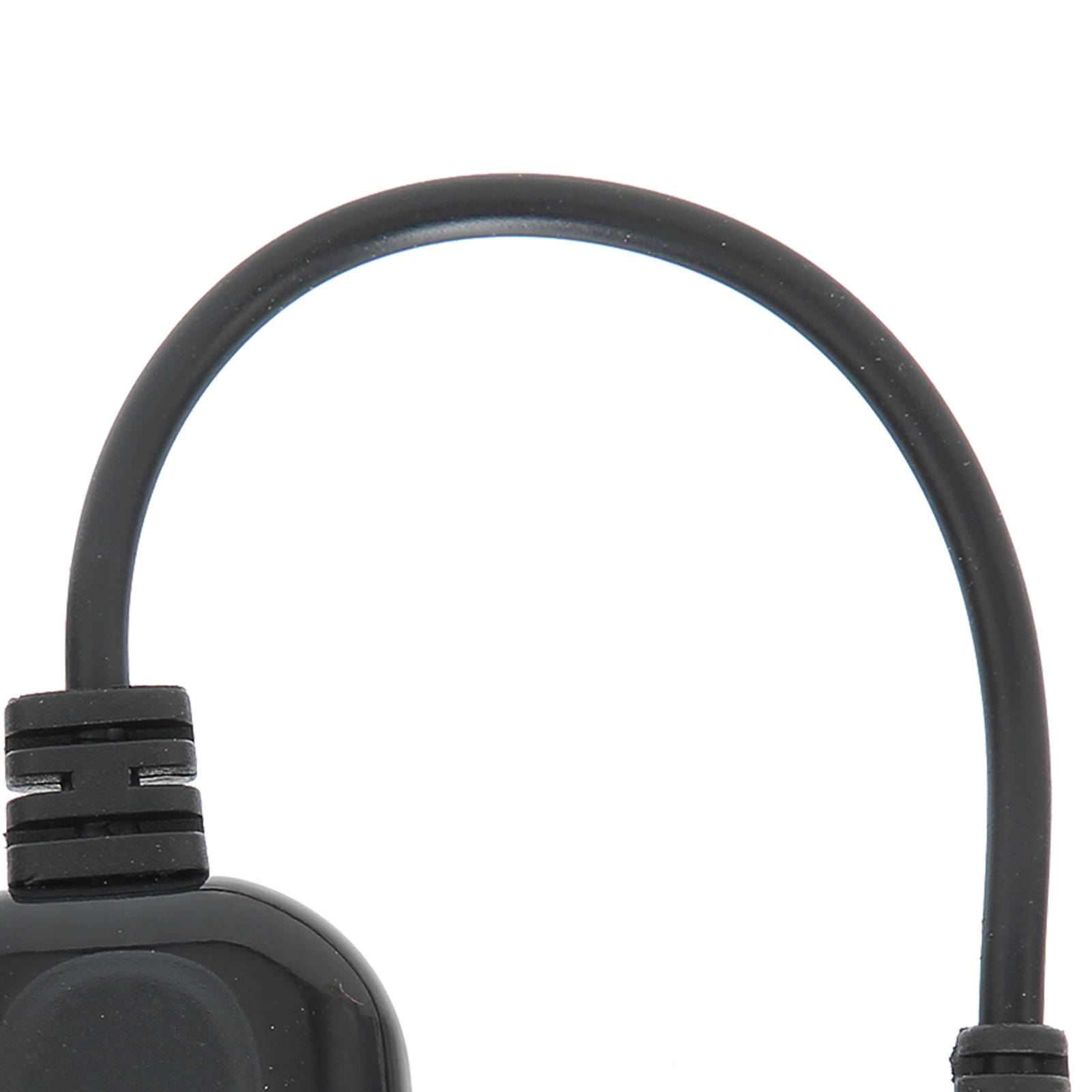 Nahaufnahme eines schwarzen Kabels, das sich wölbt. Das Kabel ist mit einem schwarzen Stecker verbunden.