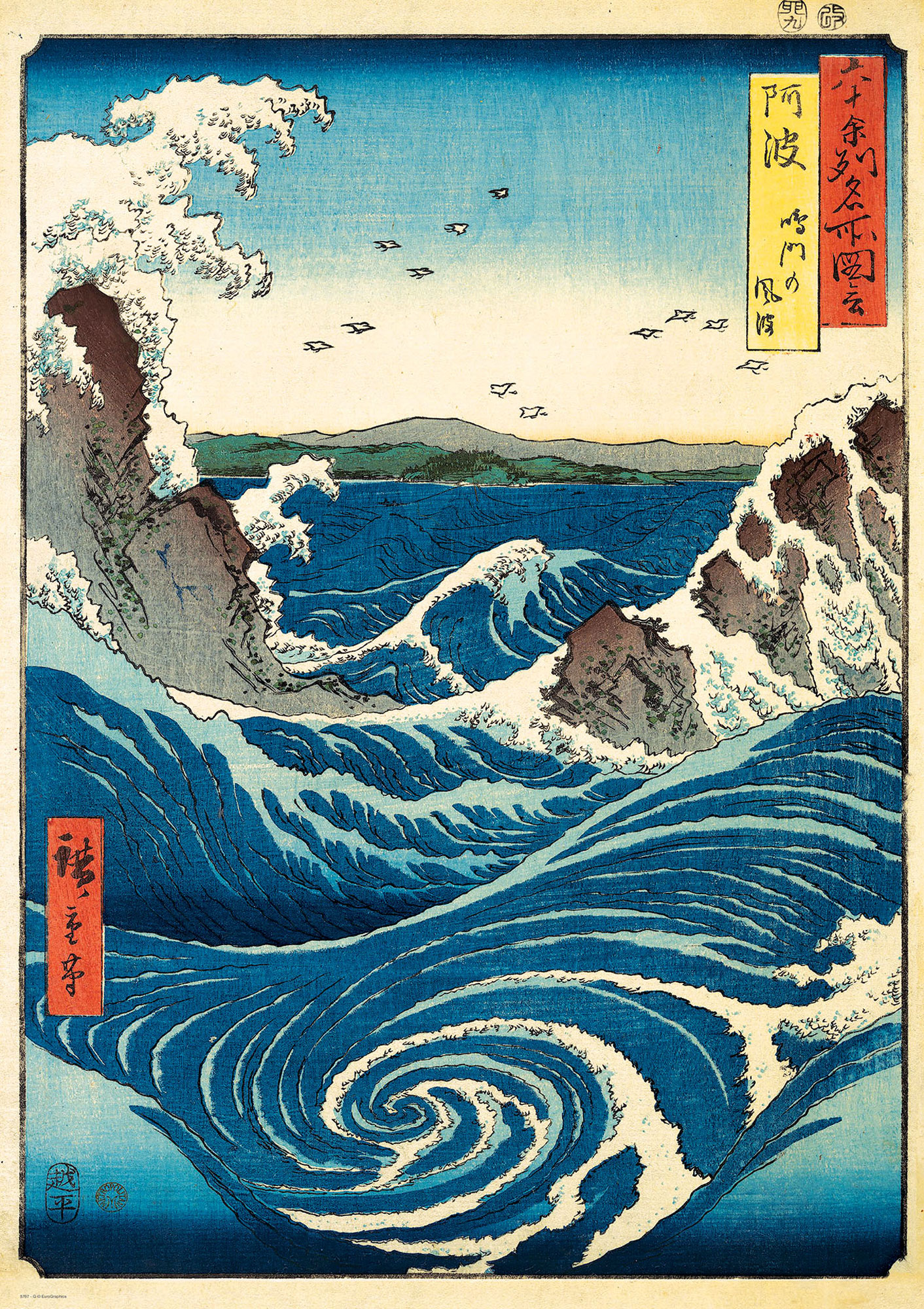Japanischer Holzschnitt. Blaue Wellen schlagen gegen dunkle Felsen. Vögel fliegen darüber. Ein wirbelnder Strudel im Vordergrund.