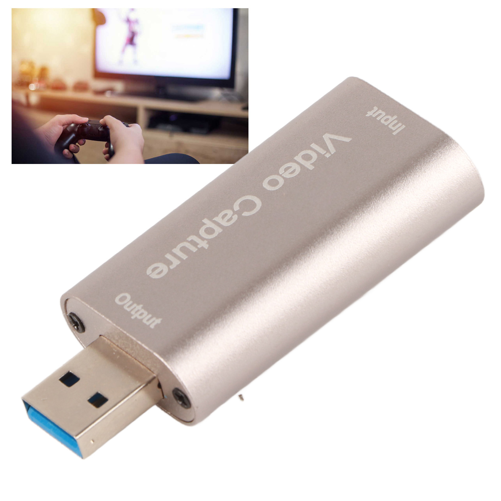 Ein silbernes Videoaufnahmegerät mit USB-Anschluss, neben einer Person, die einen Gamecontroller hält, mit einem Fernseher im Hintergrund.