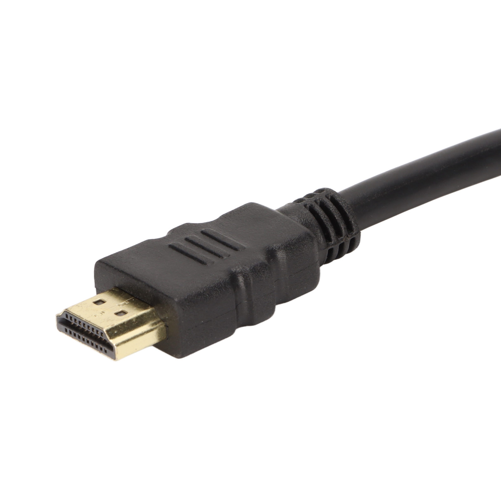 Ein schwarzes HDMI-Kabel mit goldenem Stecker ist auf weißem Hintergrund isoliert. Der Stecker ist im Fokus.