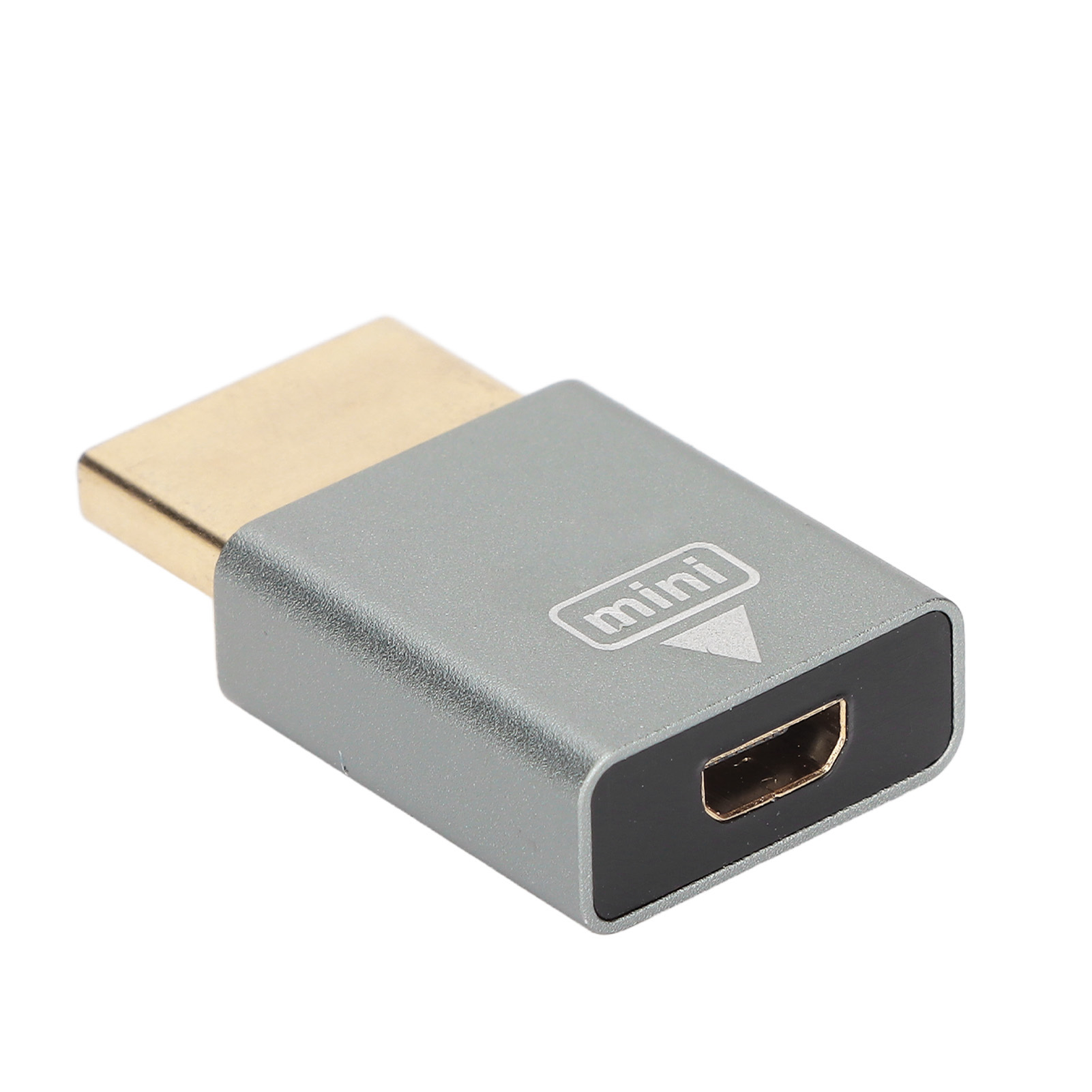 Ein grauer und goldener HDMI-Adapter. Er hat ein Mini-Logo und einen Pfeil. Der Hintergrund ist weiß.