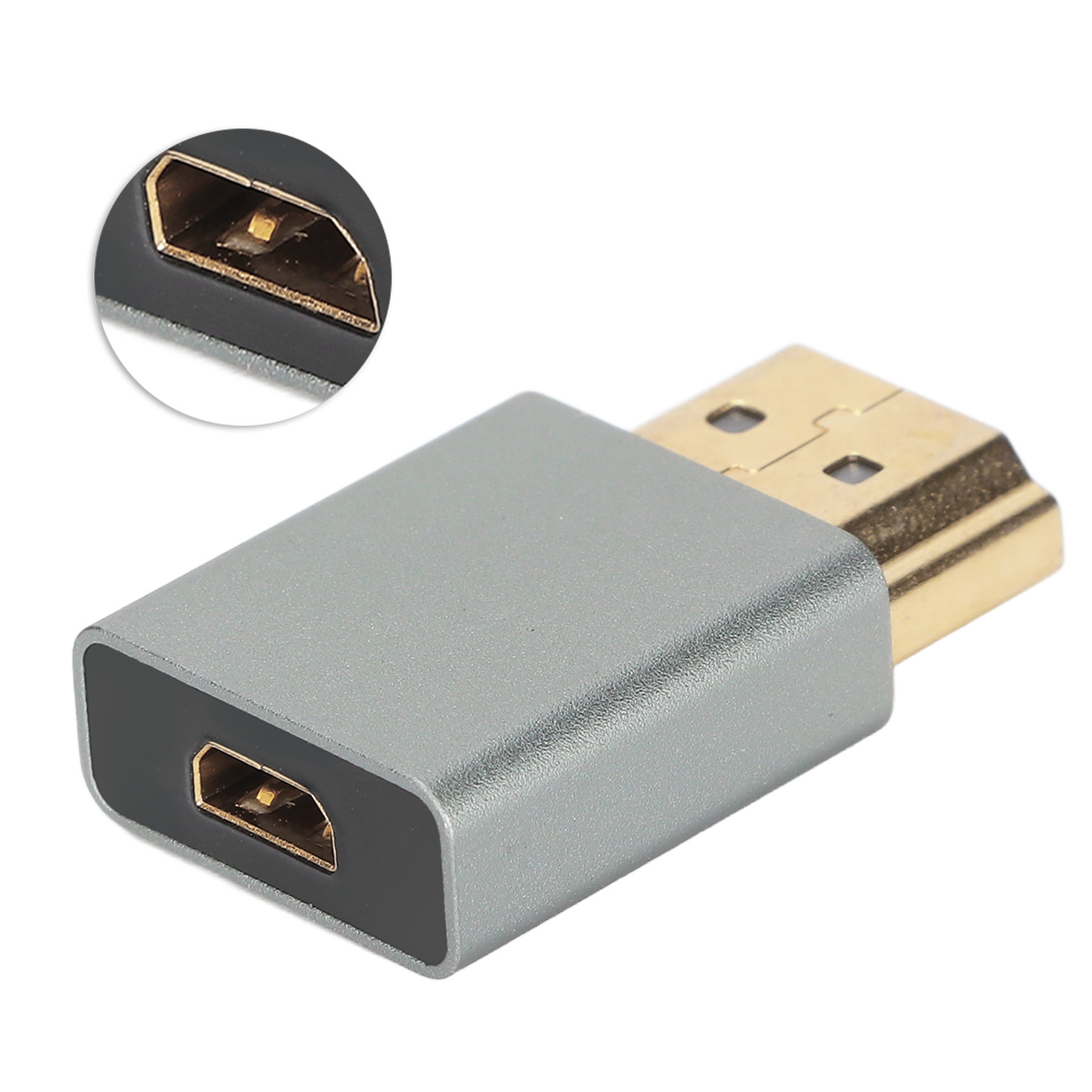 Ein silberner HDMI-Adapter mit einem goldfarbenen Stecker. Eine Detailaufnahme zeigt den Anschluss. Der Hintergrund ist weiß.