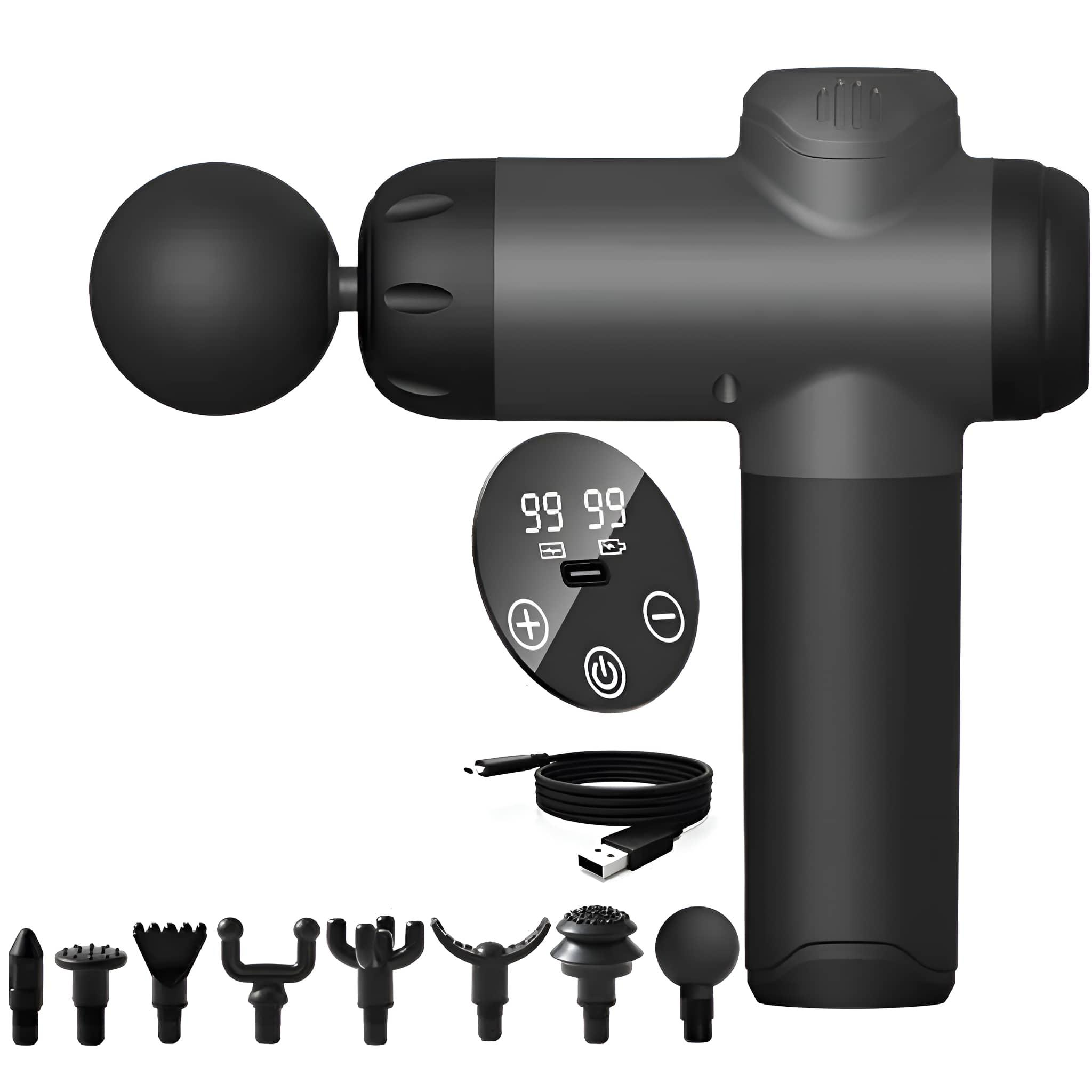 Eine schwarze Massagepistole mit Kugelaufsatz. Es hat ein digitales Display und verschiedene Aufsätze. Ein USB-Kabel ist ebenfalls vorhanden.